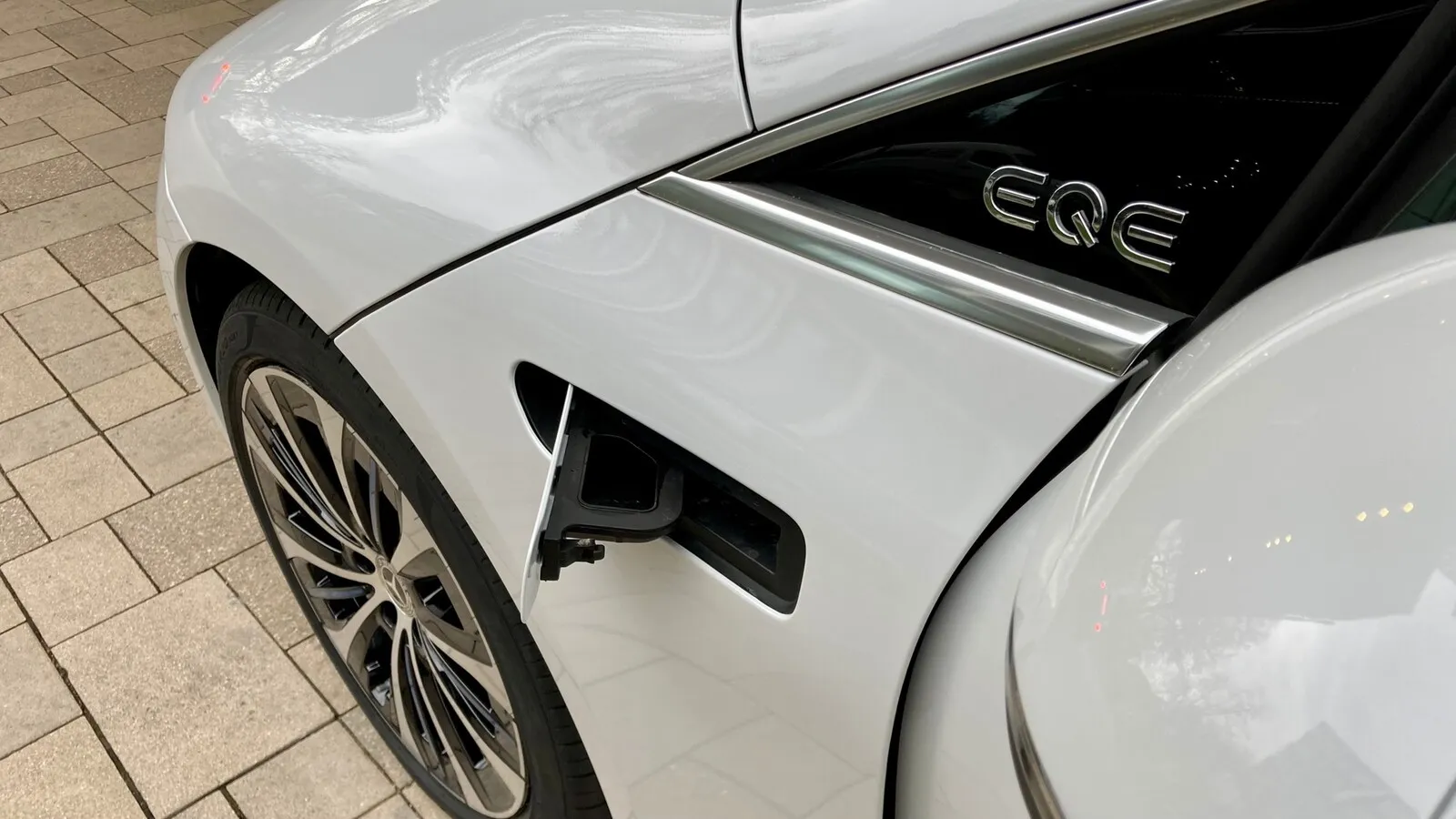 Wischwasser füllen EQE-Fahrerinnen und -Fahrer über eine Klappe am Kotflügel vorn links ein.