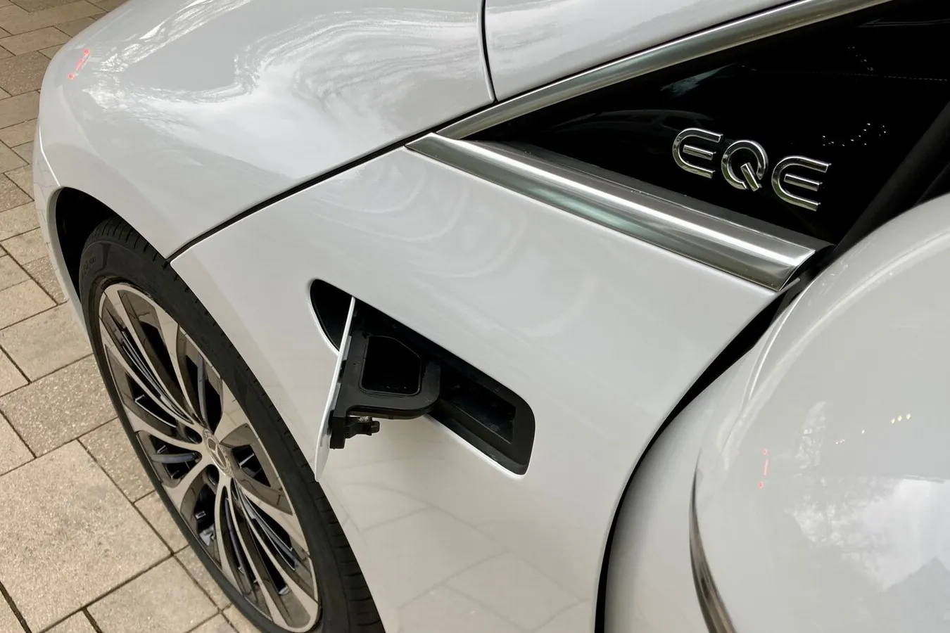 Wischwasser füllen EQE-Fahrerinnen und -Fahrer über eine Klappe am Kotflügel vorn links ein.