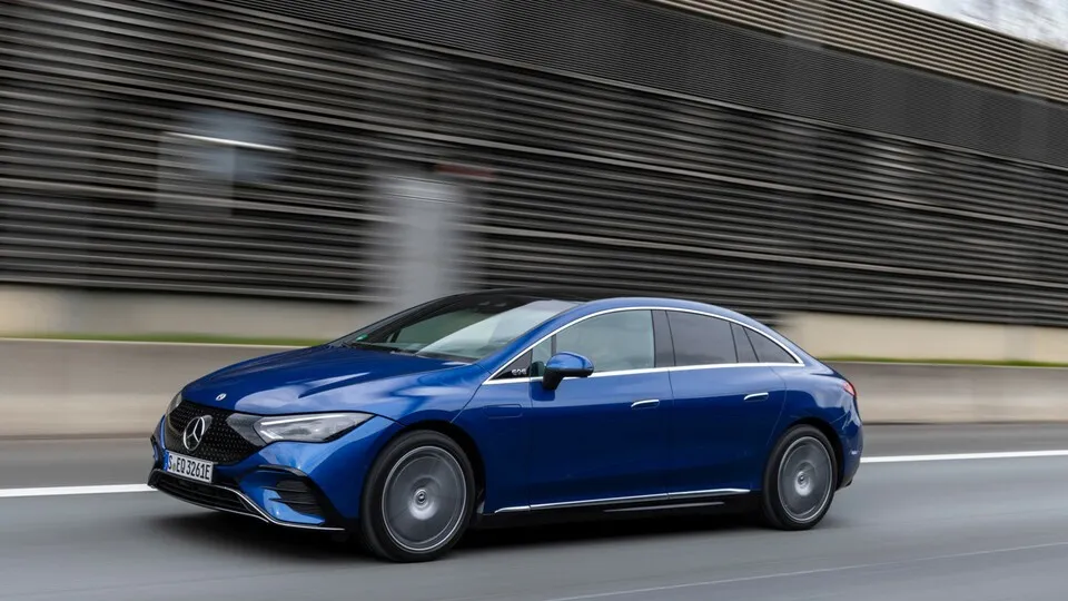 Mit 55,6 Prozent DAT-Prognose an der Spitze unseres Restwertvergleichs von Langstrecken-Elektroautos: der Mercedes EQE 500 4Matic.