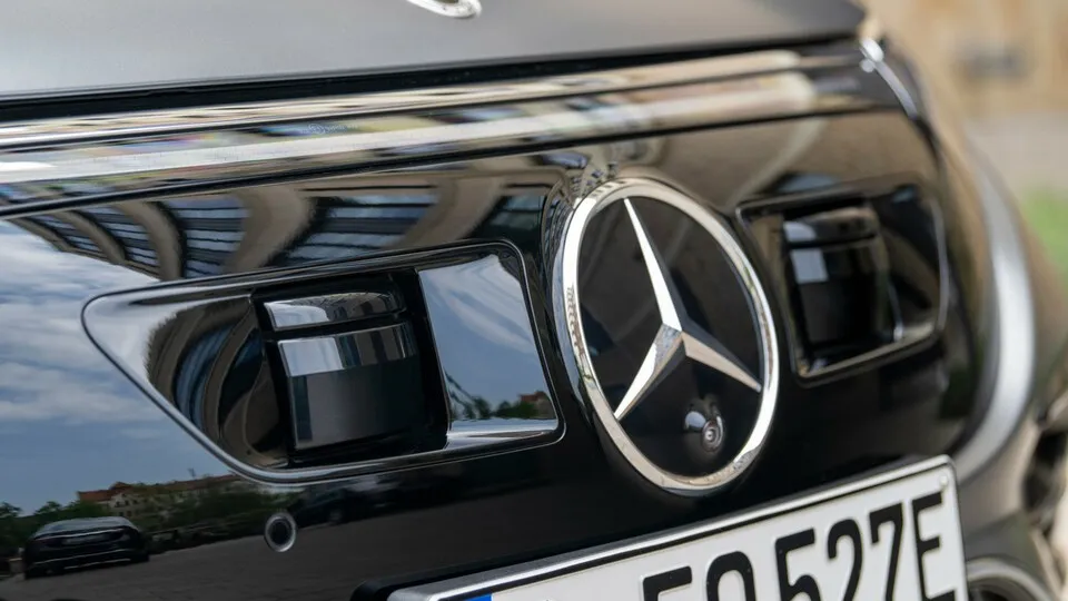 Der Mercedes EQS hat teure Lidar-Sensoren in der Front – Technik, die beim Crash ins Geld gehen kann.