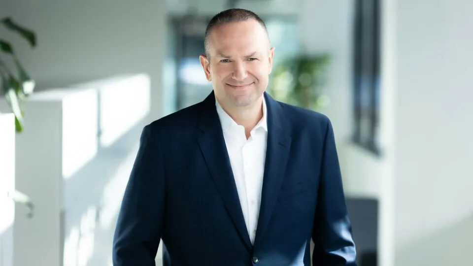Peter Henn übernimmt ab dem 1. Mai 2026 die globale Leitung von Mercedes-Benz Financial Services.