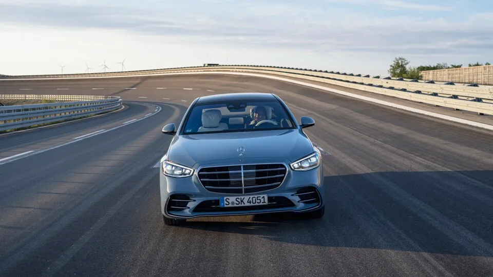 Mercedes hat die S-Klasse aufgewertet.