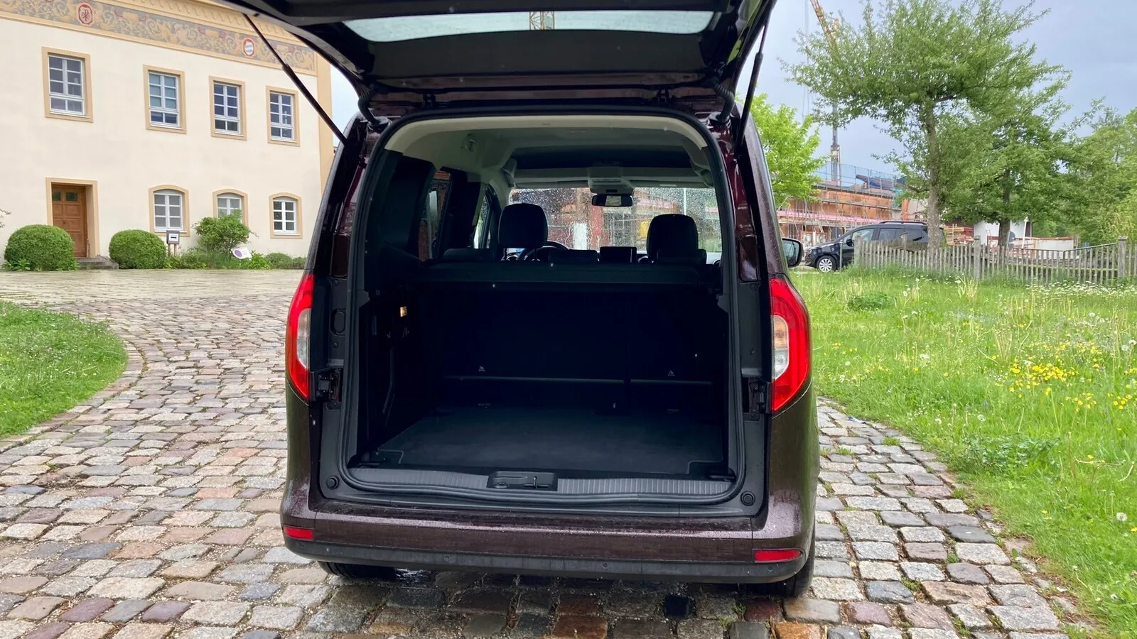 Maximal 2,.390 Liter Gepäck passen in die T-Klasse. Im Normalzustand sind es 520 Liter.