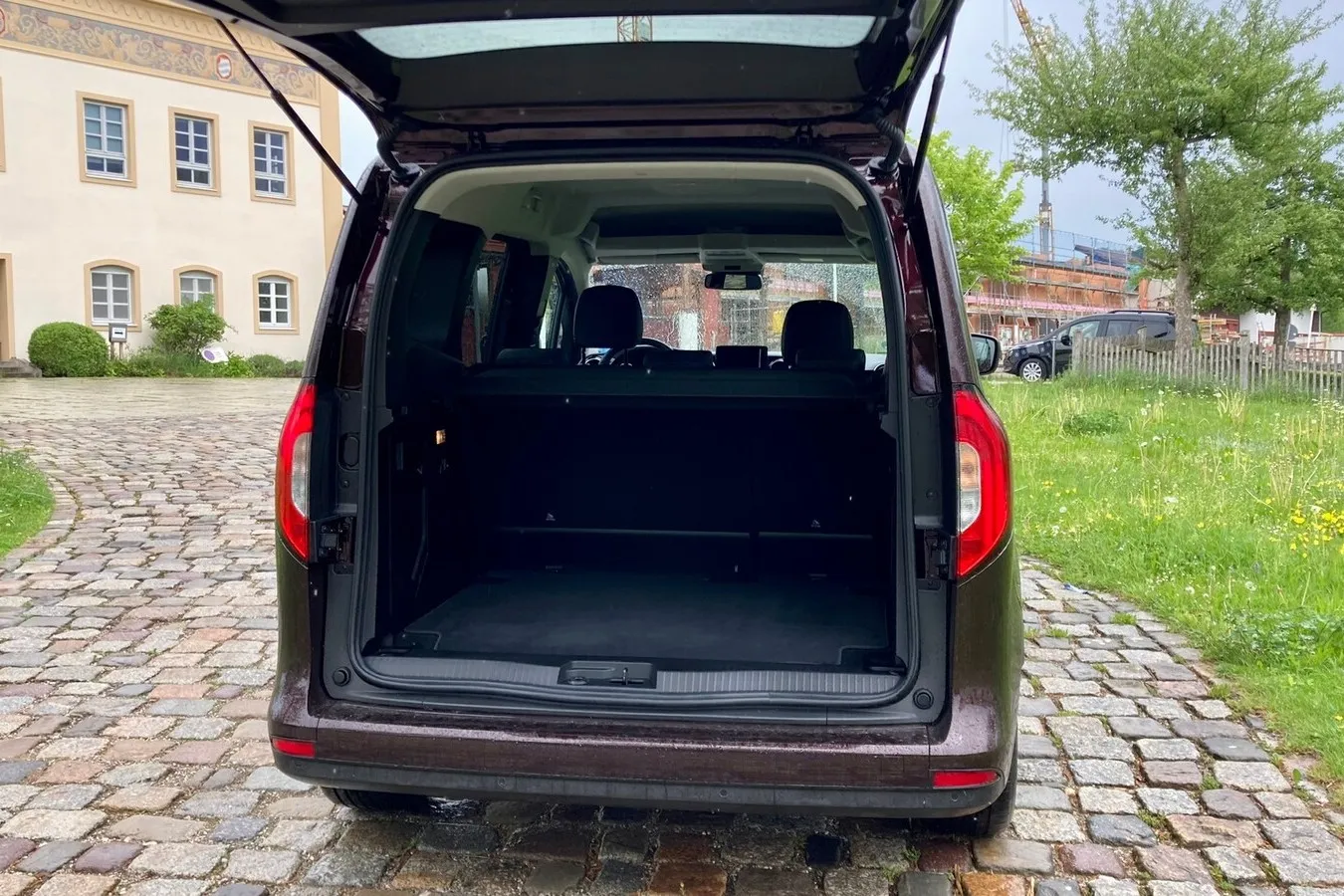 Maximal 2,.390 Liter Gepäck passen in die T-Klasse. Im Normalzustand sind es 520 Liter.
