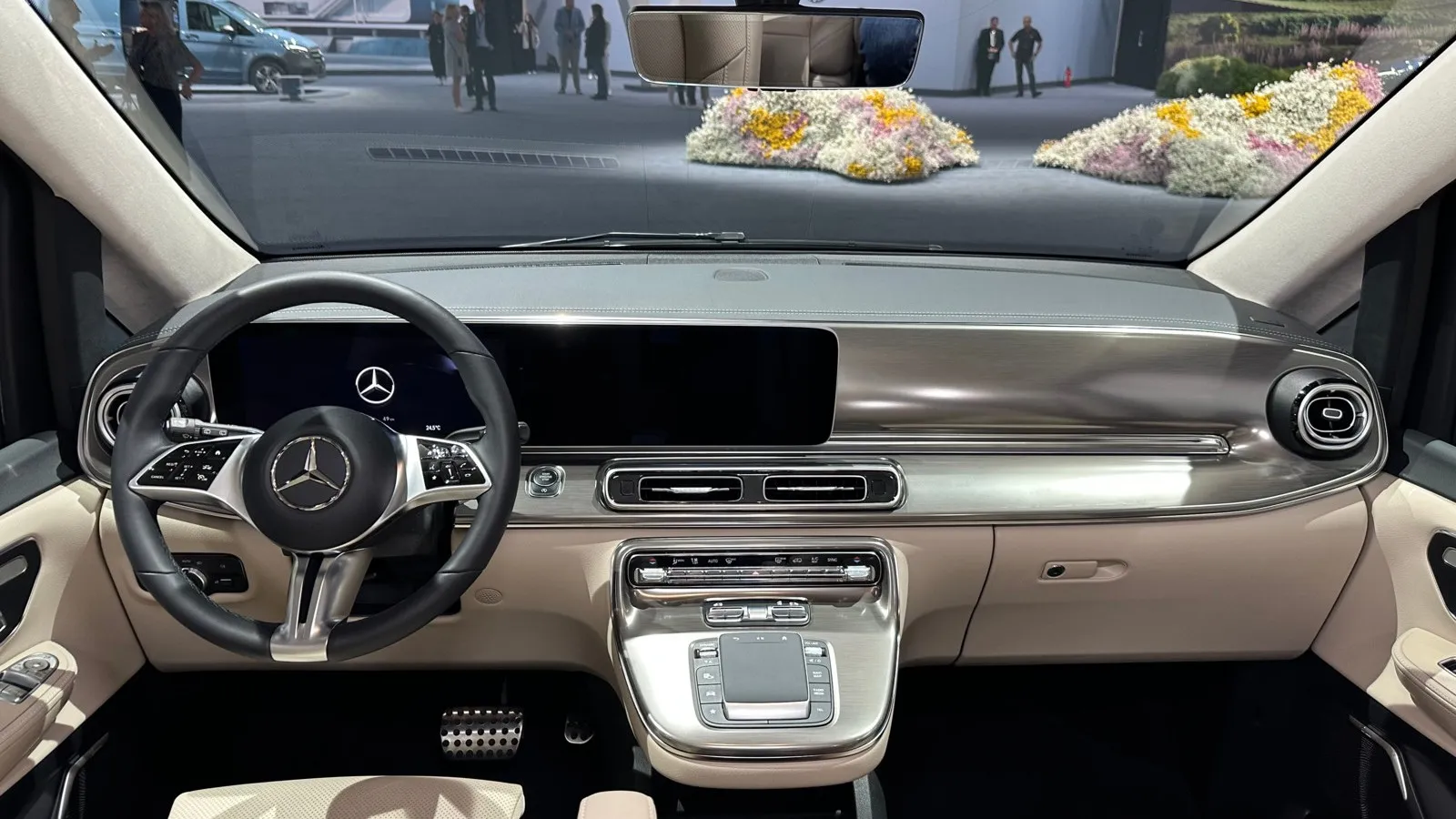 Think big: Zwei große 12,3-Zoll-Displays in Widescreen-Optik, neues Multitasten-Lenkrad und eine standesgemäße Mittelkonsole schmücken nach dem Facelift das Cockpit von V-Klasse und EQV.