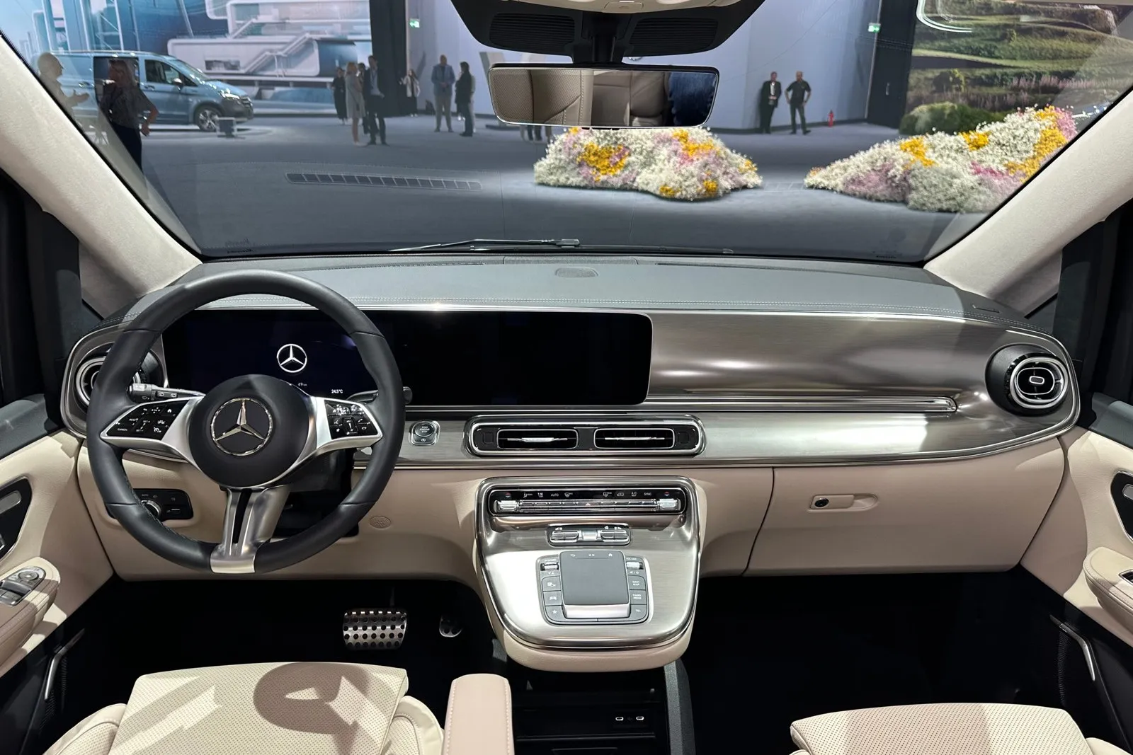 Think big: Zwei große 12,3-Zoll-Displays in Widescreen-Optik, neues Multitasten-Lenkrad und eine standesgemäße Mittelkonsole schmücken nach dem Facelift das Cockpit von V-Klasse und EQV.