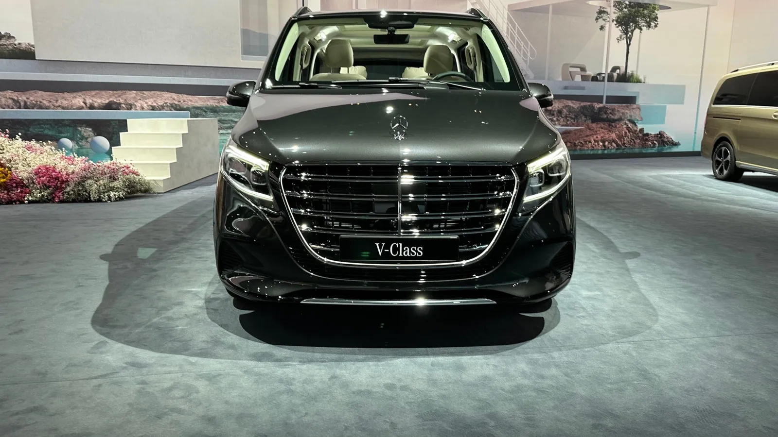 Der Stern als Statussymbol. In der Topausstattung „Exclusive“ thront der Mercedes-Stern jetzt mittig auf der Haube.