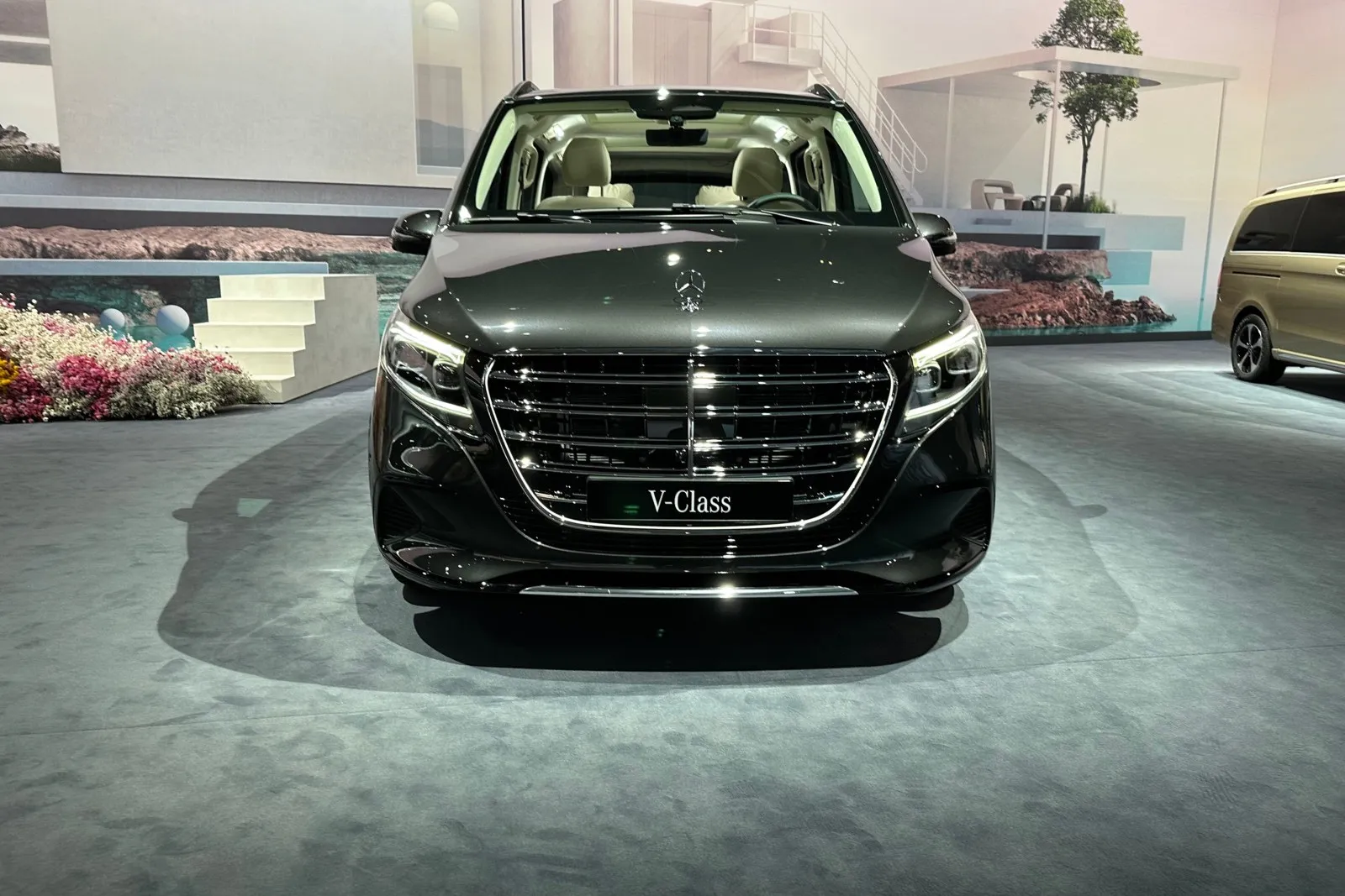 Der Stern als Statussymbol. In der Topausstattung „Exclusive“ thront der Mercedes-Stern jetzt mittig auf der Haube.