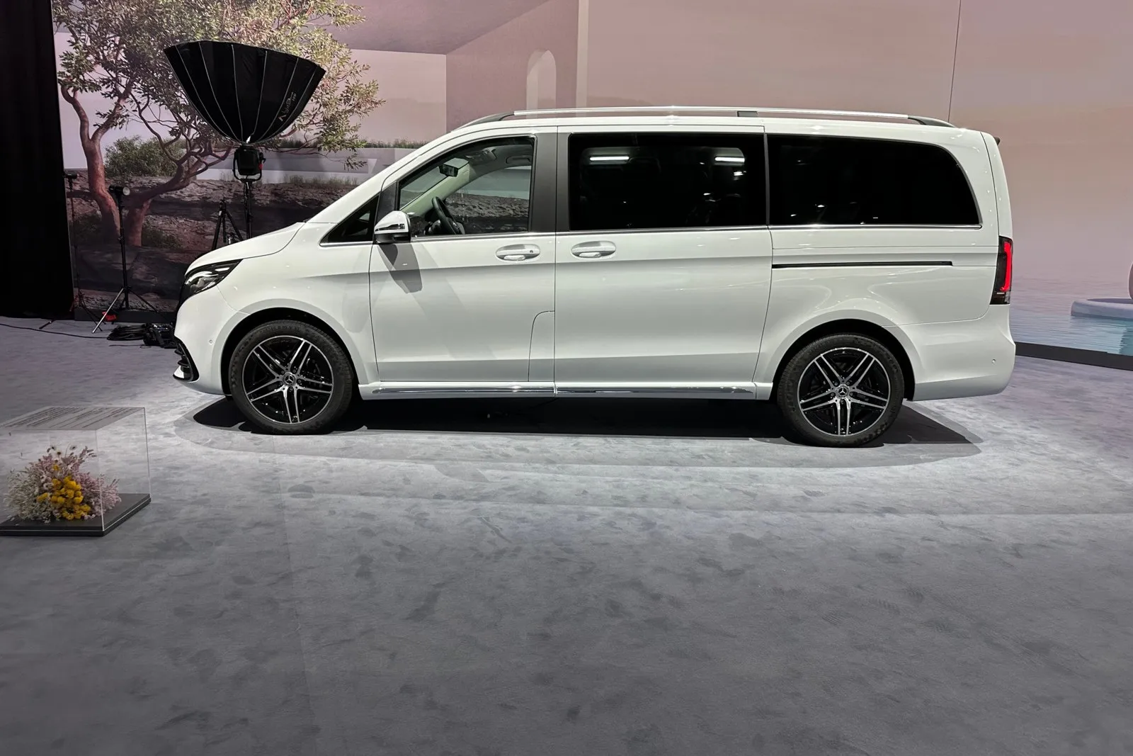 Eine zweite seitliche Schiebetür für bequemeres Ein- und Aussteigen links gehört in Zukunfts ebenfalls zur Serienausstattung bei Mercedes Großraumlimousinen.