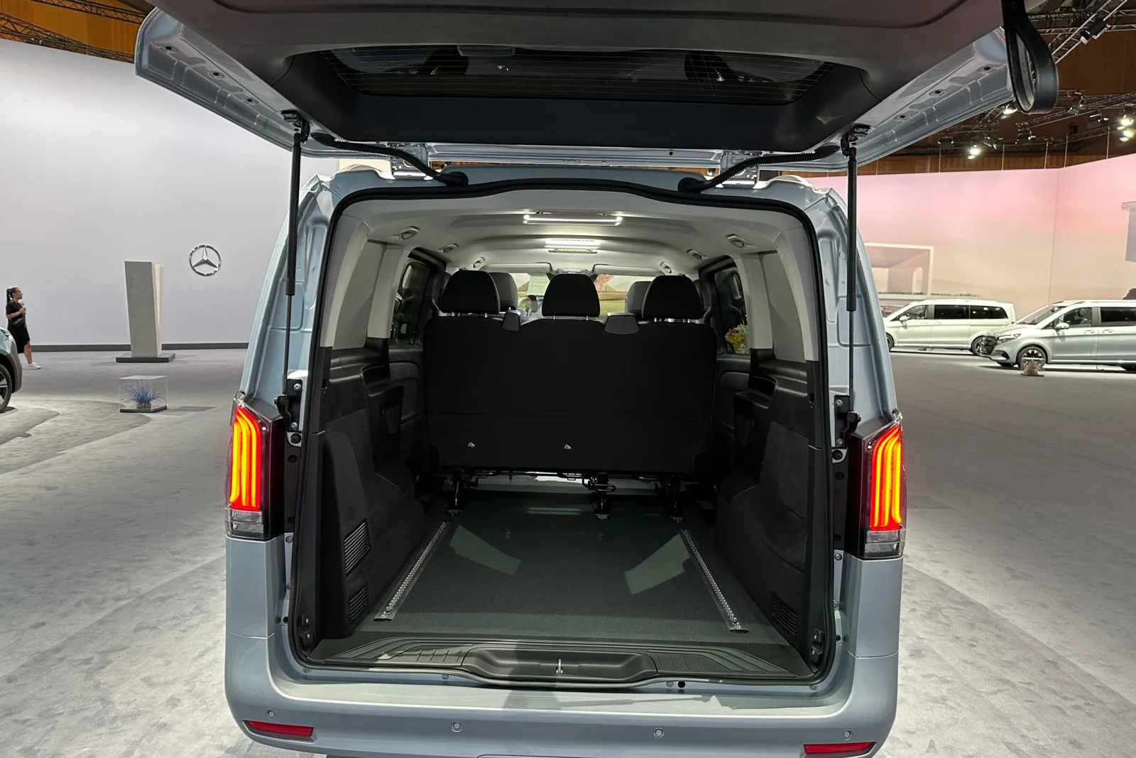 Für die gewerblichen Personentransporter bietet Mercedes erstmals eine elektrische Heckklappe an.