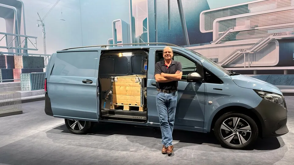 bfp-Autor Michael Neher am gelifteten Mercedes e-Vito: Schärfere Optik, vor allem aber mehr Digitalisierung.