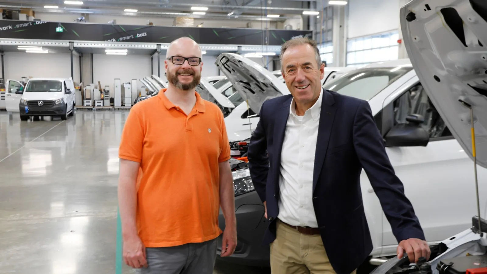 Bott-CEO Jan Willem Jongert (r.) stellte bfp-Chefredakteur Christian Frederik Merten das neue Kundencenter vor.