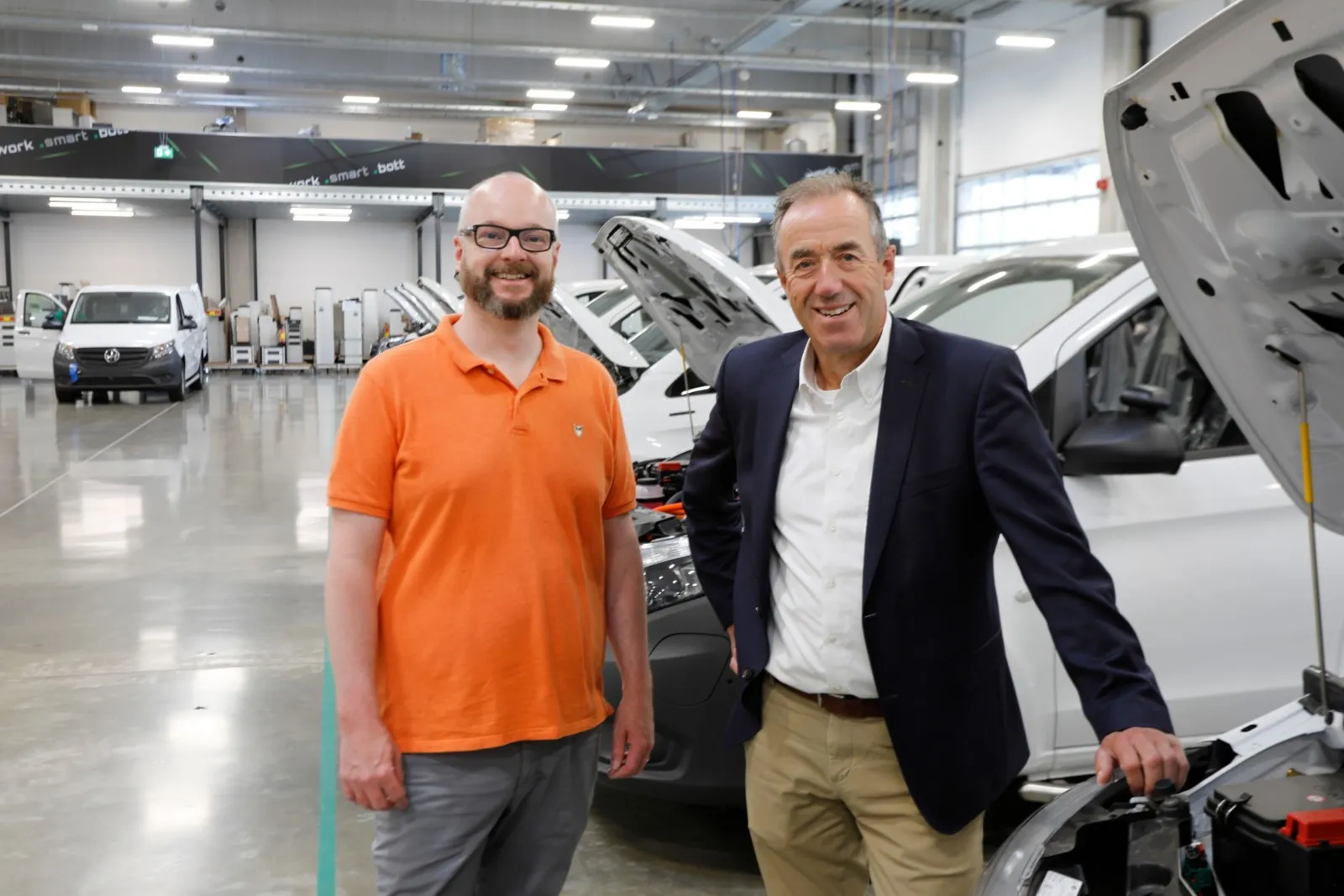 Bott-CEO Jan Willem Jongert (r.) stellte bfp-Chefredakteur Christian Frederik Merten das neue Kundencenter vor.