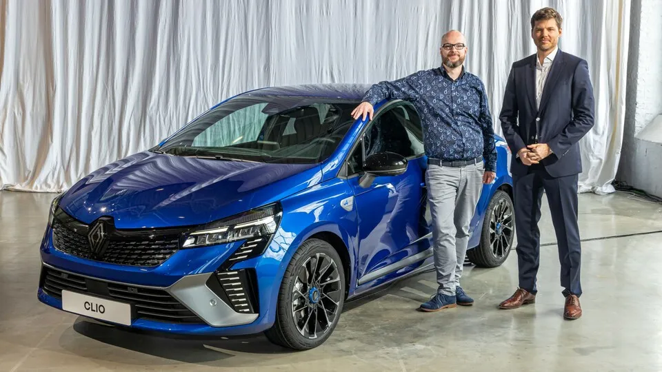 bfp-Chefredakteur Christian Frederik Merten sprach im Rahmen der Clio-Premiere mit Renault-Vertriebsvorstand Michael Löhe (r.).