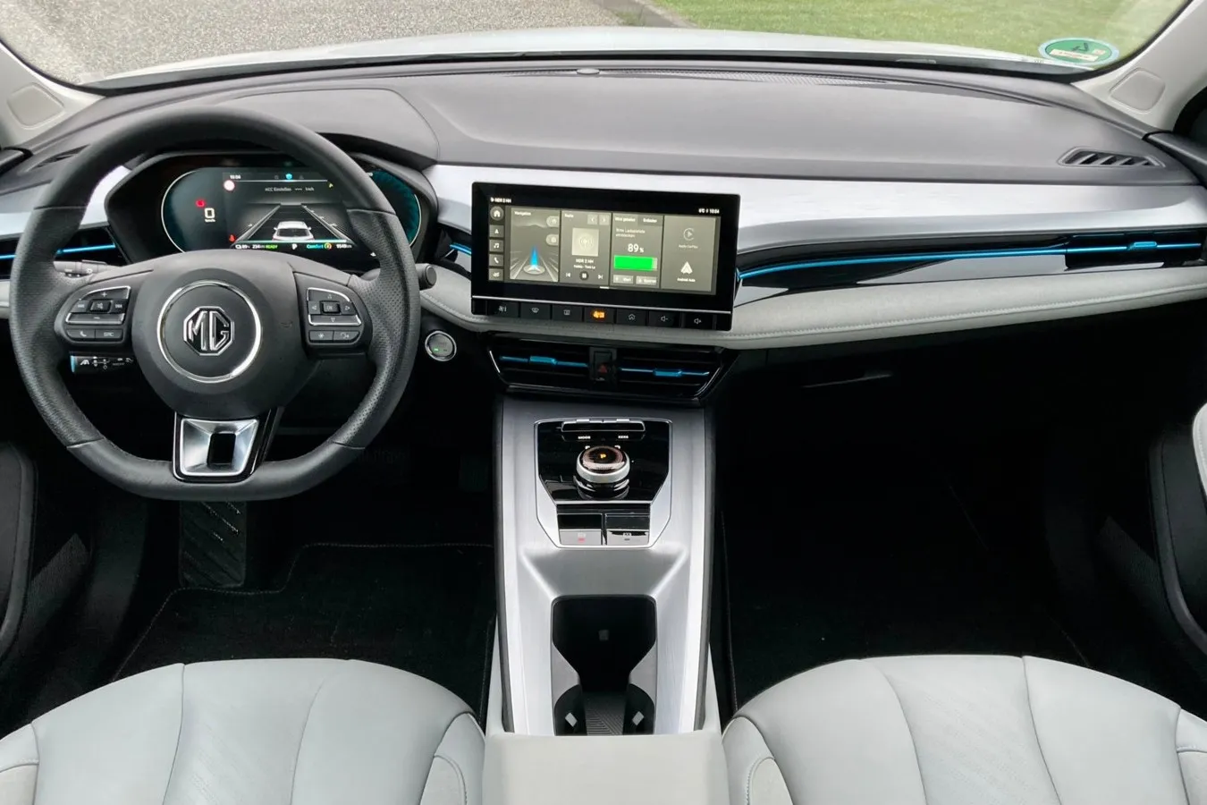 Gut verarbeitetes Cockpit im MG 5, auch die Materialauswahl passt. 7-Zoll-Digitalinstrumente und 10,25-Zoll-Touchscreen sind Serie.