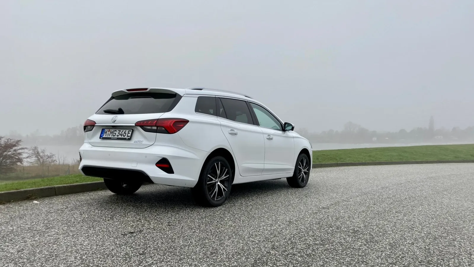 Gefälliges MG-5-Heck, dass die Konstruktion schon einige Jahre auf dem Buckel hat, sieht man aber auch.