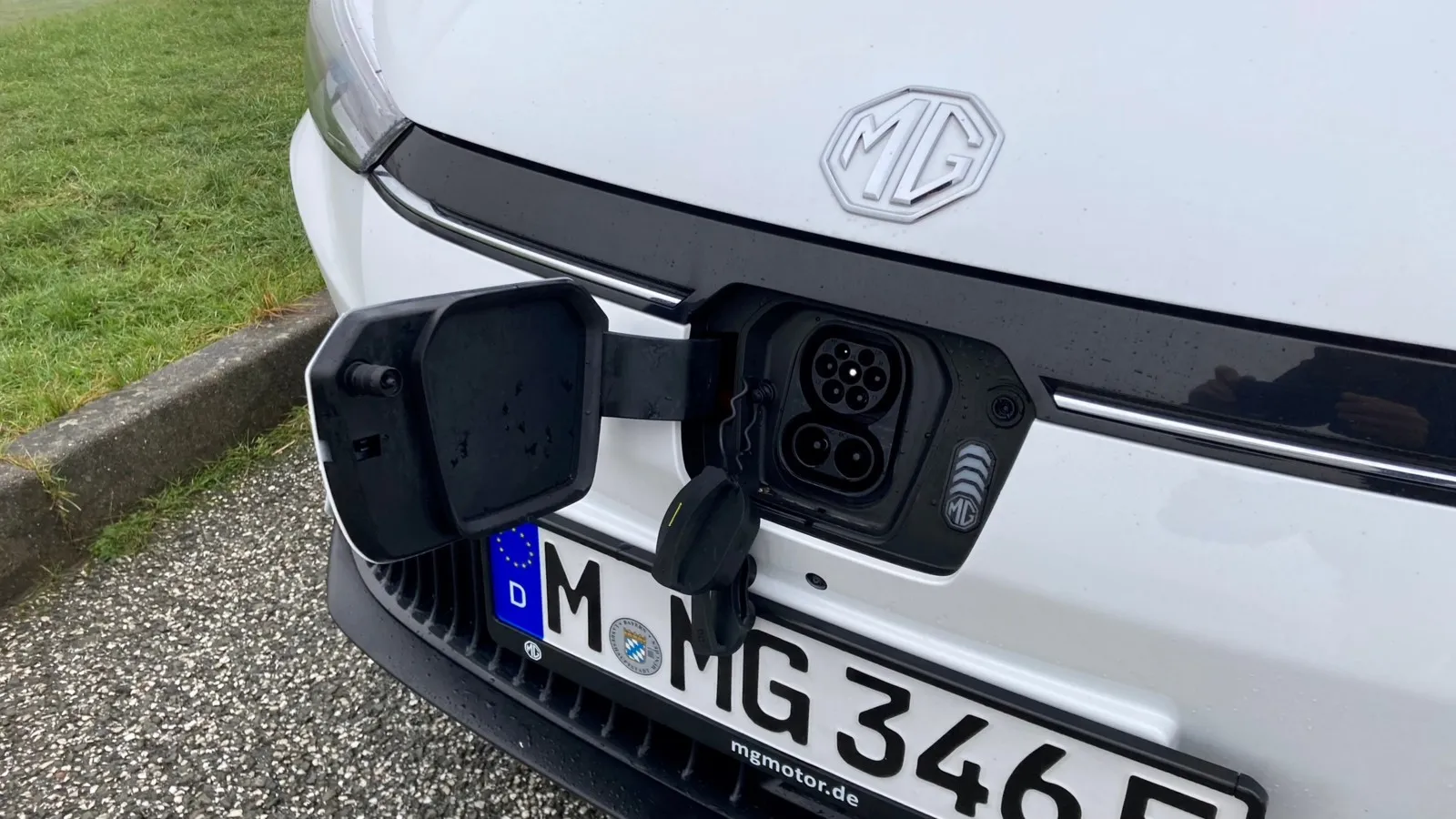 Geladen wird der Akku des MG 5 an der Fahrzeugfront.