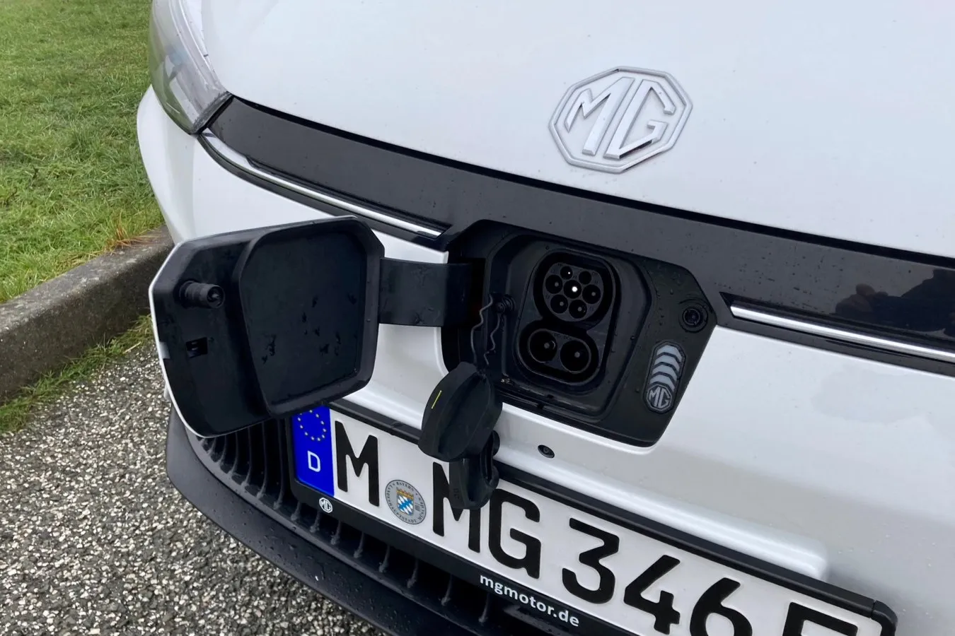 Geladen wird der Akku des MG 5 an der Fahrzeugfront.