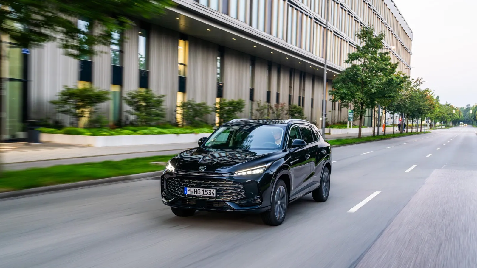 MG HS Luxury, 125 kW (170 PS), Benzinmotor, 7-Gang-Automatik – Energieverbrauch kombiniert: 7,6 l/100 km; CO₂-Emissionen: 173 g/km; CO₂-Klasse: F.
** Die Angaben sind nach Vorgaben und Messmethoden der Pkw-Energieverbrauchskennzeichnungsverordnung (Pkw-EnVKV) erstellt. Die angegebenen Verbrauchs- und Emissionswerte wurden dabei nach dem dort vorgeschriebenen Messverfahren WLTP (Worldwide Harmonised Light-Duty Vehicles Test Procedure) ermittelt. Die so ermittelten Verbrauchs- und Emissionswerte stellen keine Beschaffenheitsangaben oder Eigenschaftszusicherungen dar, sondern dienen zu Vergleichszwecken mit Fahrzeugen, die nach denselben technischen Verfahren getestet wurden. Der tatsächliche Energieverbrauch und der CO₂-Ausstoß eines Pkw sind nicht nur von der effizienten Ausnutzung des Kraftstoffes/der zugeführten Energie durch den Pkw, sondern auch von vielen weiteren Faktoren, insbesondere vom Gewicht, von der Ausstattung, Bereifung sowie von der Fahrbahnbeschaffenheit, dem Wetter, dem Fahrstil, und anderen nichttechnischen Faktoren abhängig.