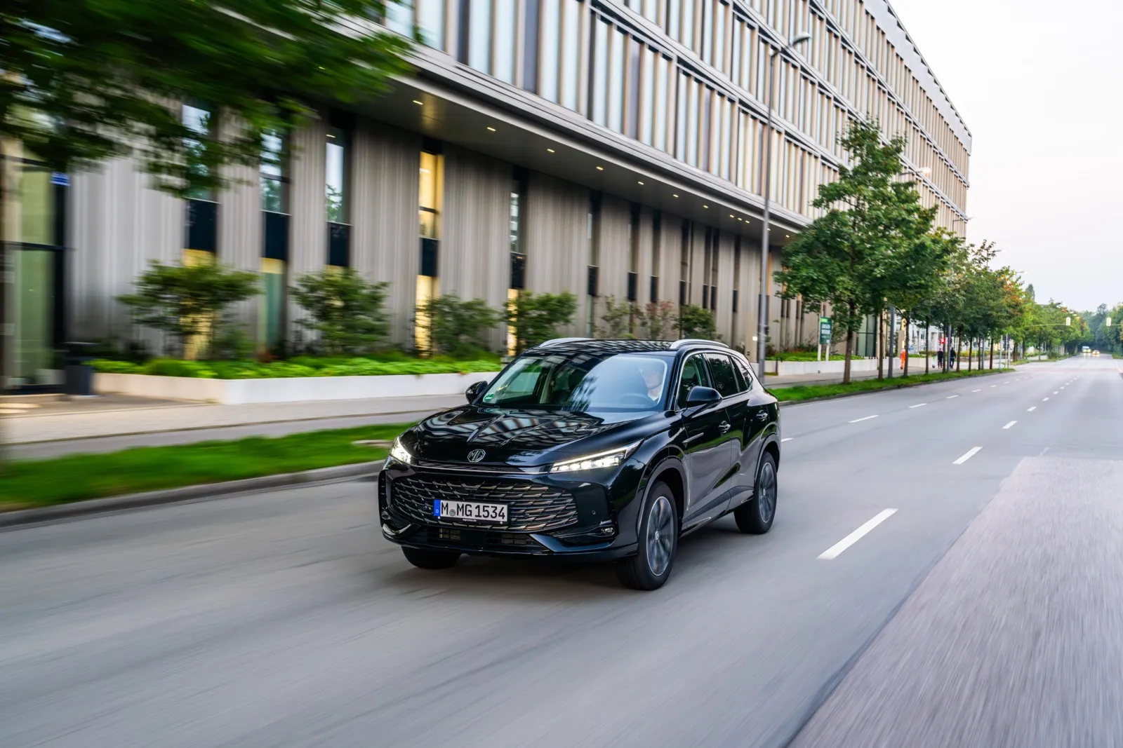 MG HS Luxury, 125 kW (170 PS), Benzinmotor, 7-Gang-Automatik – Energieverbrauch kombiniert: 7,6 l/100 km; CO₂-Emissionen: 173 g/km; CO₂-Klasse: F. 

** Die Angaben sind nach Vorgaben und Messmethoden der Pkw-Energieverbrauchskennzeichnungsverordnung (Pkw-EnVKV) erstellt. Die angegebenen Verbrauchs- und Emissionswerte wurden dabei nach dem dort vorgeschriebenen Messverfahren WLTP (Worldwide Harmonised Light-Duty Vehicles Test Procedure) ermittelt. Die so ermittelten Verbrauchs- und Emissionswerte stellen keine Beschaffenheitsangaben oder Eigenschaftszusicherungen dar, sondern dienen zu Vergleichszwecken mit Fahrzeugen, die nach denselben technischen Verfahren getestet wurden. Der tatsächliche Energieverbrauch und der CO₂-Ausstoß eines Pkw sind nicht nur von der effizienten Ausnutzung des Kraftstoffes/der zugeführten Energie durch den Pkw, sondern auch von vielen weiteren Faktoren, insbesondere vom Gewicht, von der Ausstattung, Bereifung sowie von der Fahrbahnbeschaffenheit, dem Wetter, dem Fahrstil, und anderen nichttechnischen Faktoren abhängig.