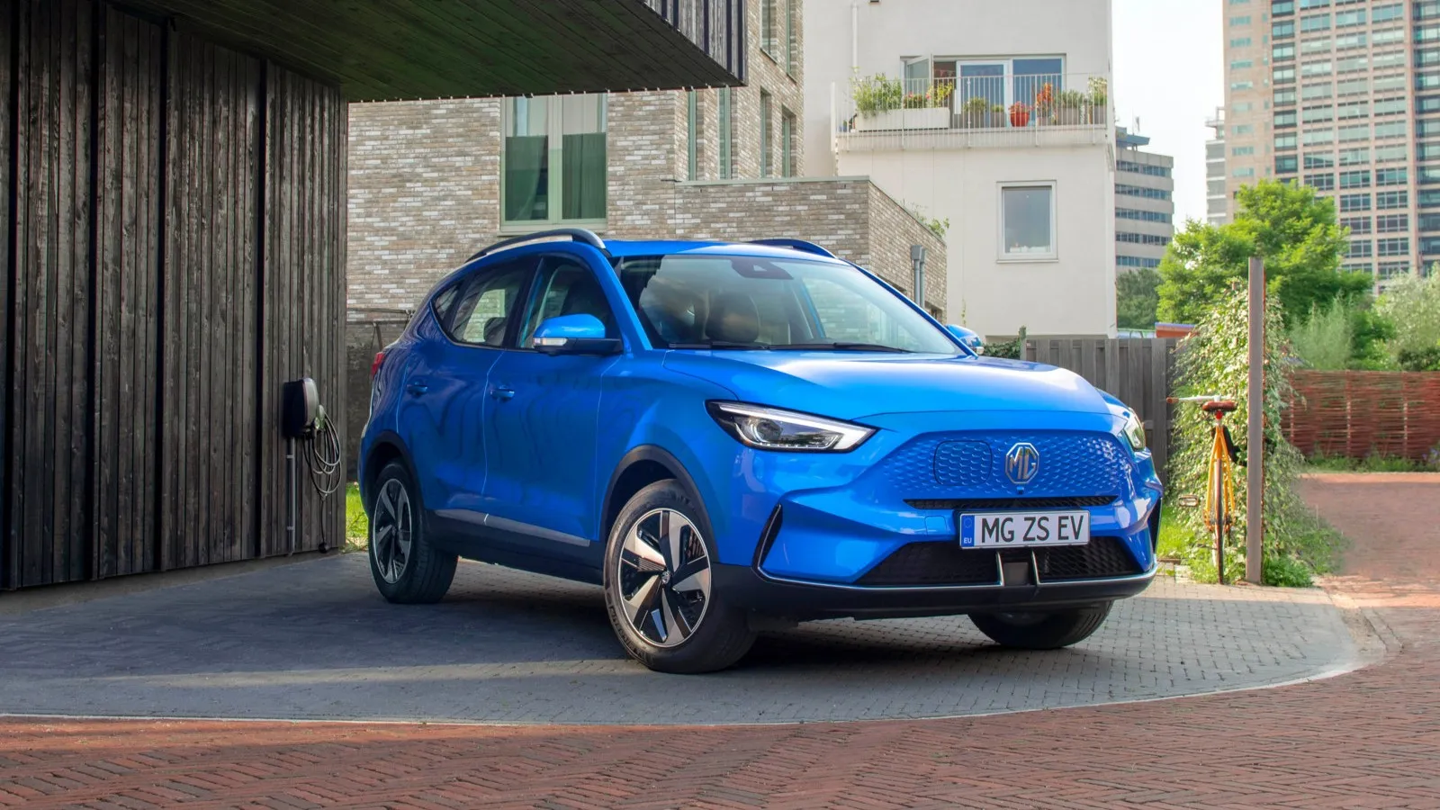 MG ist der derzeit größte chinesische Anbieter in Deutschland. Im Portfolio befinden sich das kleine SUV ZS (im Bild als vollelektischer EV), …