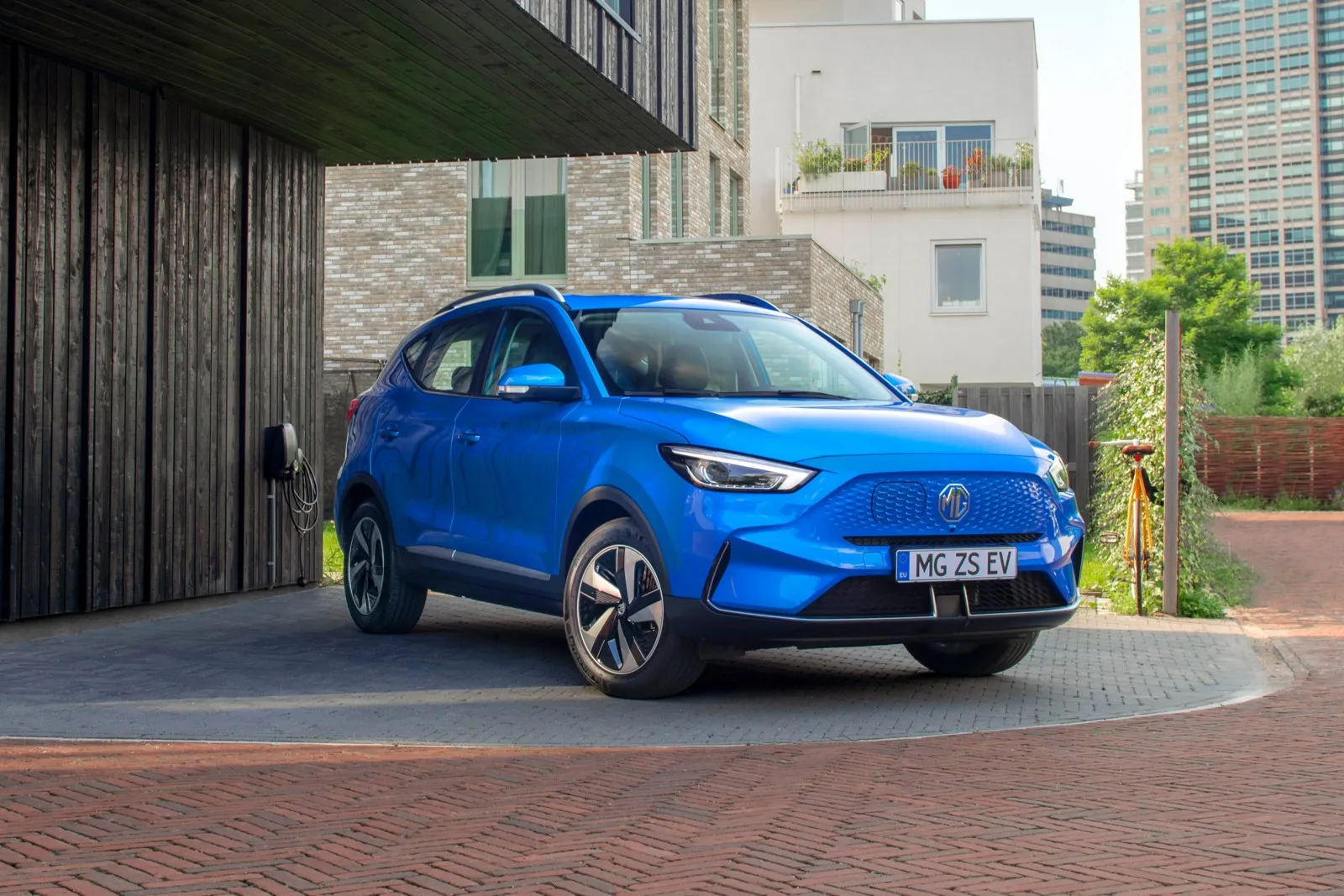 MG ist der derzeit größte chinesische Anbieter in Deutschland. Im Portfolio befinden sich das kleine SUV ZS (im Bild als vollelektischer EV), …