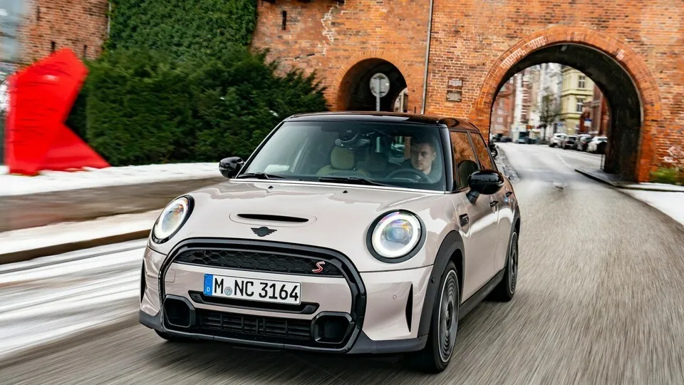 Der Mini One mit fünf Türen und 102 PS führt unseren Wartungskosten-Vergleich für Kleinwagen an,
