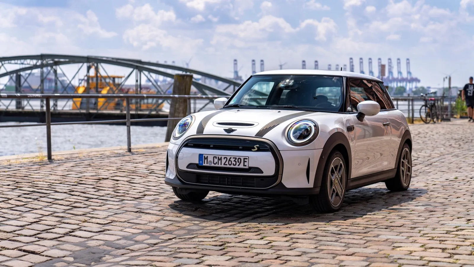 Nur wenige Wochen nach der IAA will Mini den neuen Cooper als Verbrenner und Stromer auf die Straße bringen. Im Bild das aktuelle Modell.