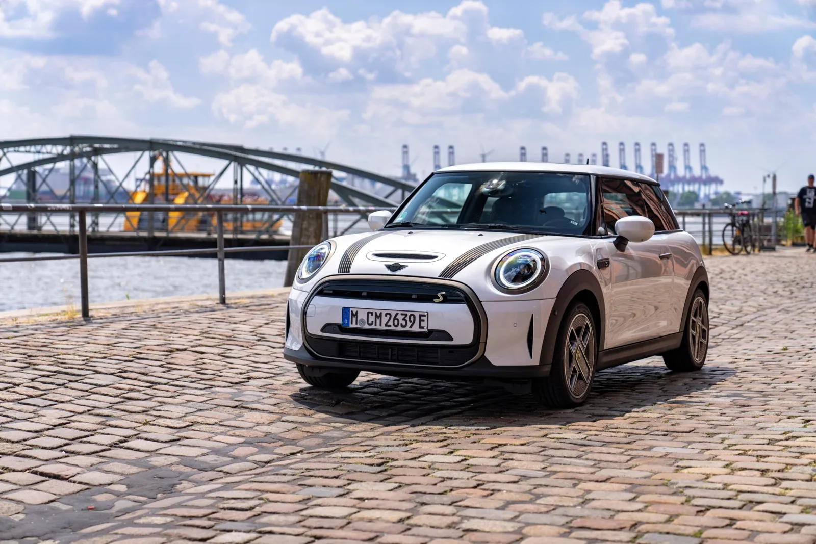 Nur wenige Wochen nach der IAA will Mini den neuen Cooper als Verbrenner und Stromer auf die Straße bringen. Im Bild das aktuelle Modell.