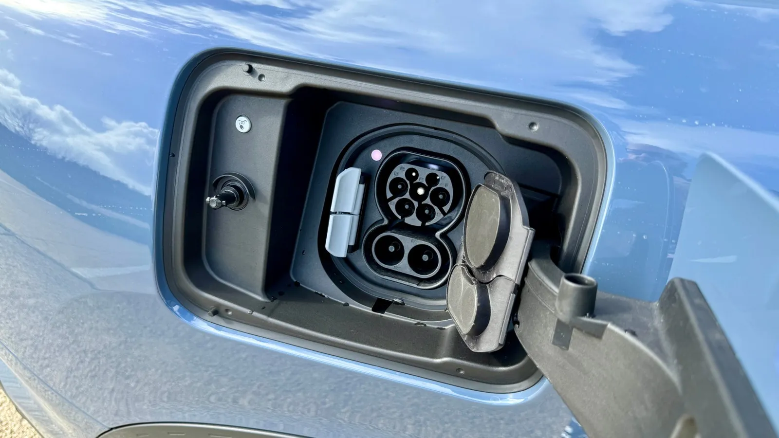 Geladen wird der Countryman an der AC-Säule mit 11 oder optional 22 kW und an der DC-Säule mit 130 kW.