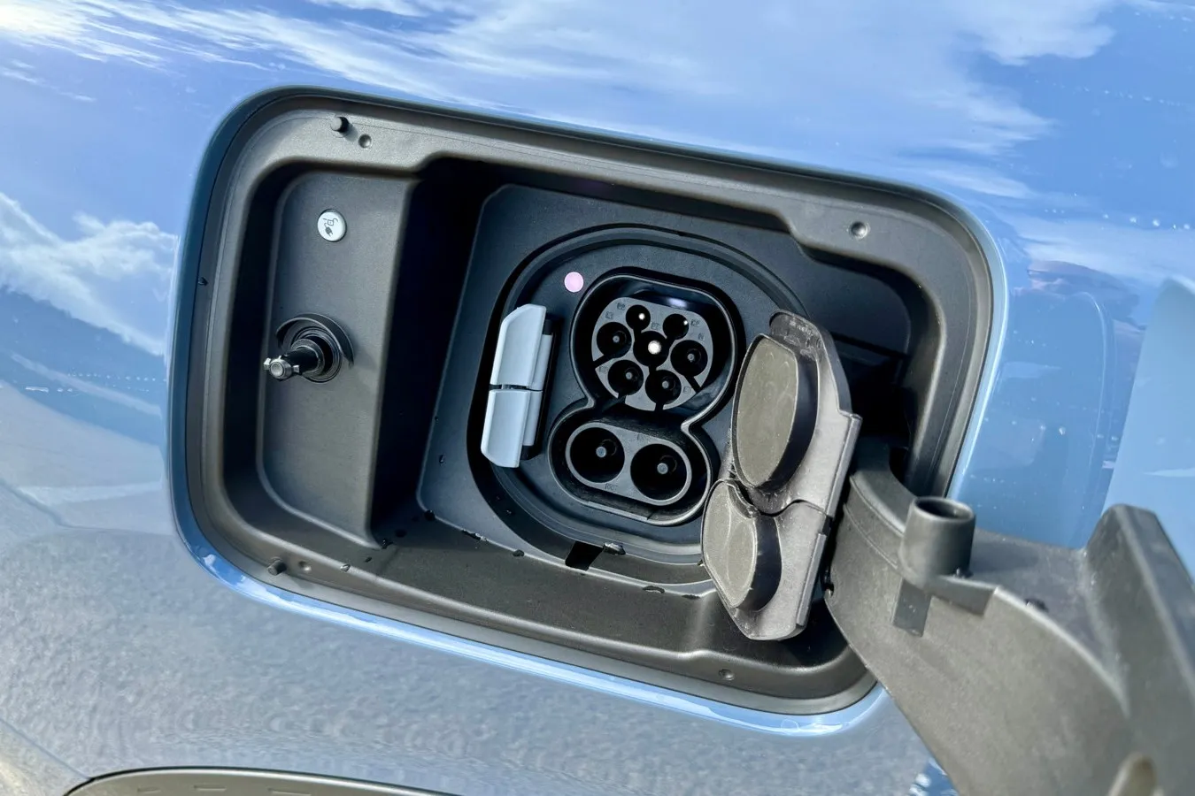 Geladen wird der Countryman an der AC-Säule mit 11 oder optional 22 kW und an der DC-Säule mit 130 kW.