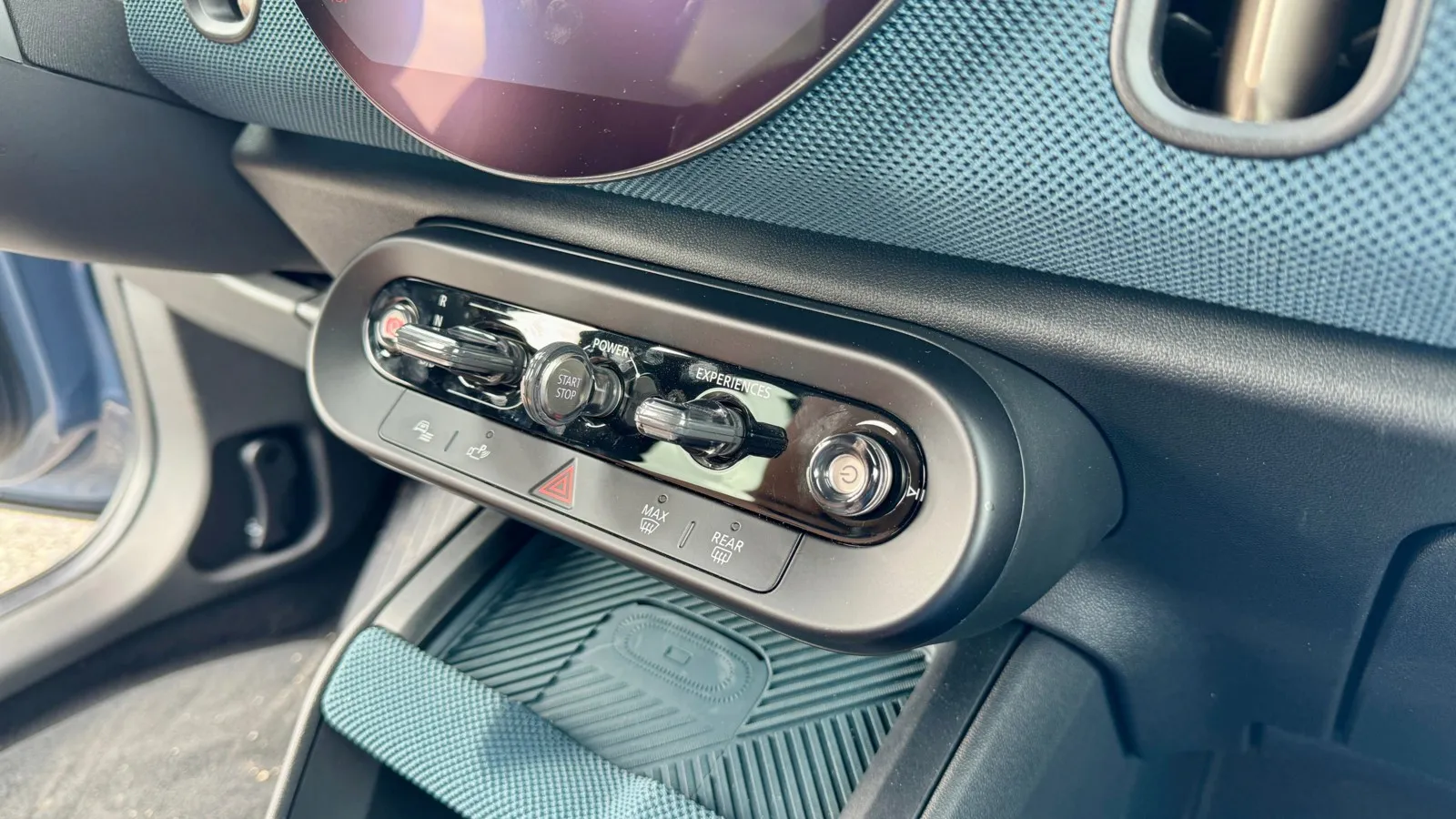 Der Startknopf und auch der Automatik-Wählhebel sitzen in einem Bedienfeld unterhalb des Touchscreens.