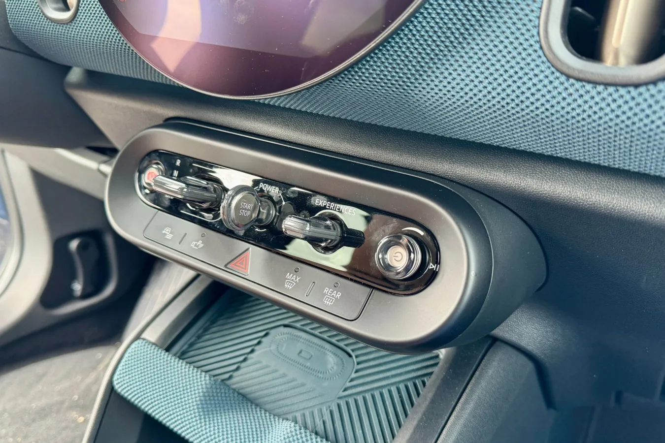 Der Startknopf und auch der Automatik-Wählhebel sitzen in einem Bedienfeld unterhalb des Touchscreens.
