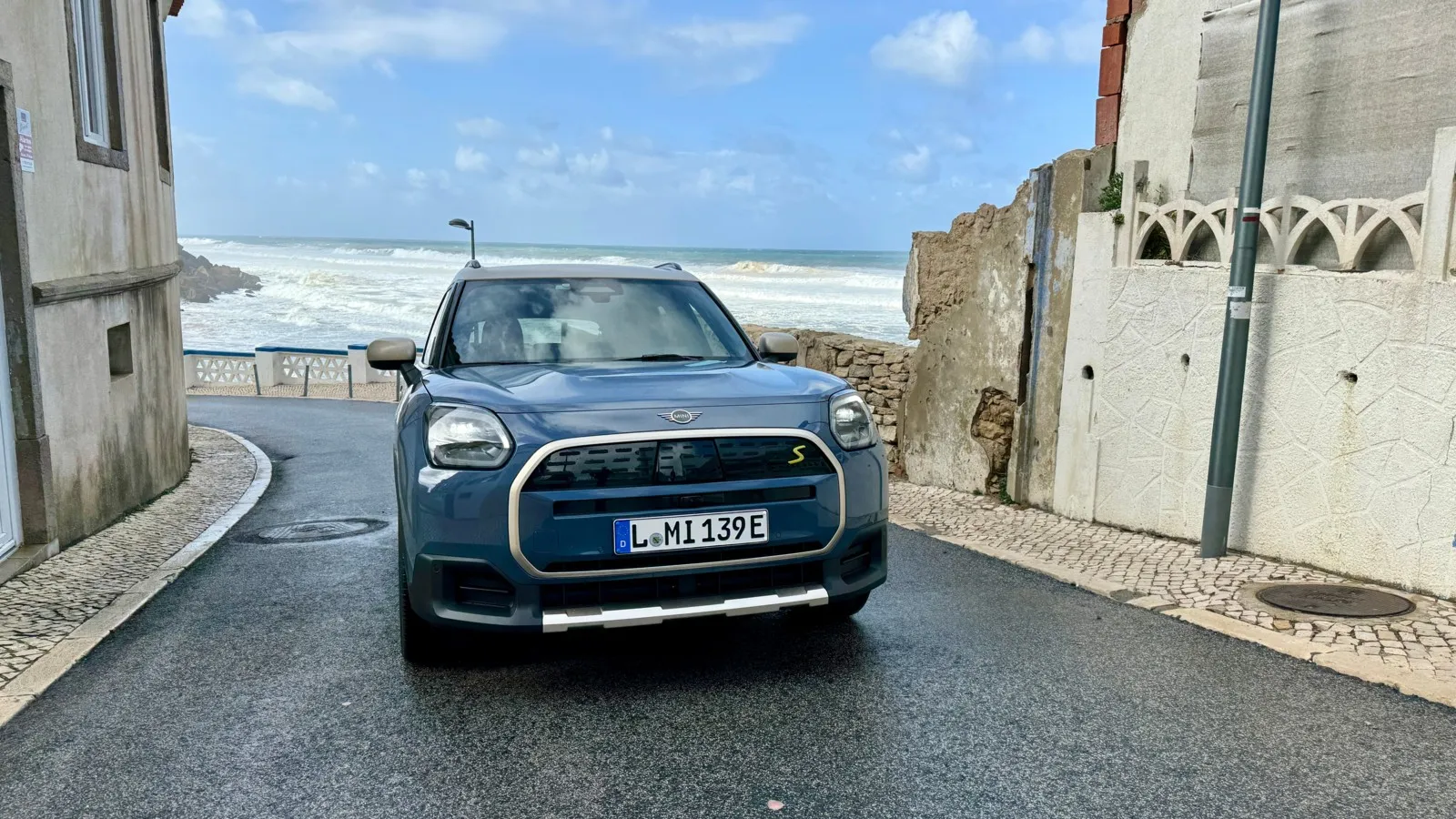 Typischer Mini-Grill auch am neuen Countryman, die Scheinwerfer erinnern an den Land Rover Defender.