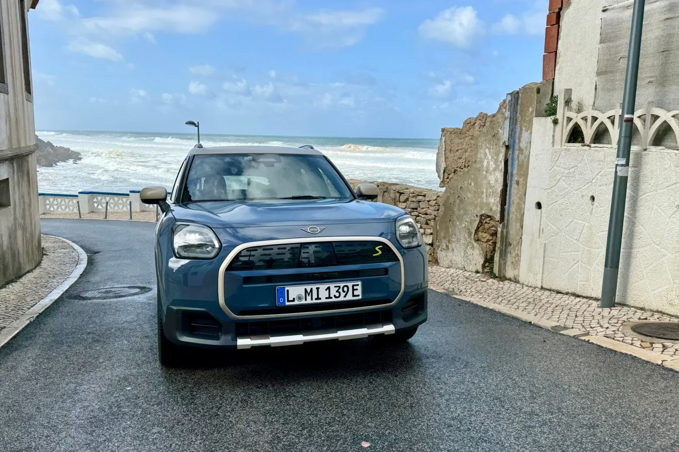 Typischer Mini-Grill auch am neuen Countryman, die Scheinwerfer erinnern an den Land Rover Defender.