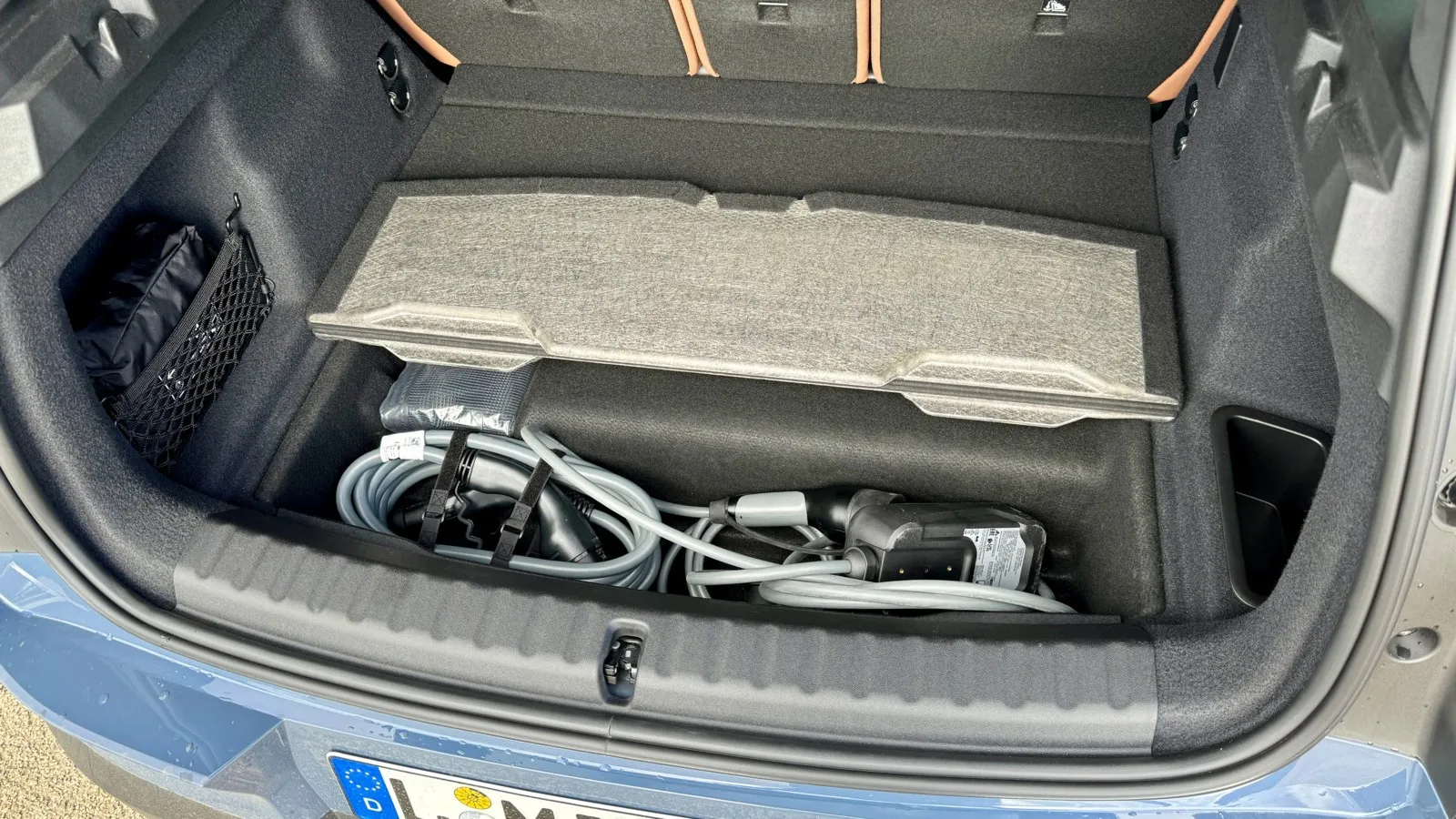 Das Ladekabel des vollelektrischen Countryman findet unterhalb des Ladebodens im Kofferraum Platz.