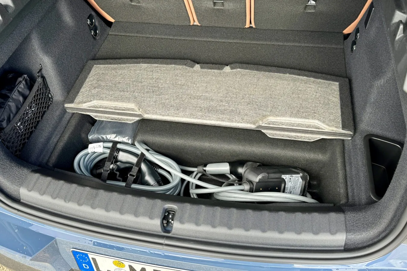 Das Ladekabel des vollelektrischen Countryman findet unterhalb des Ladebodens im Kofferraum Platz.