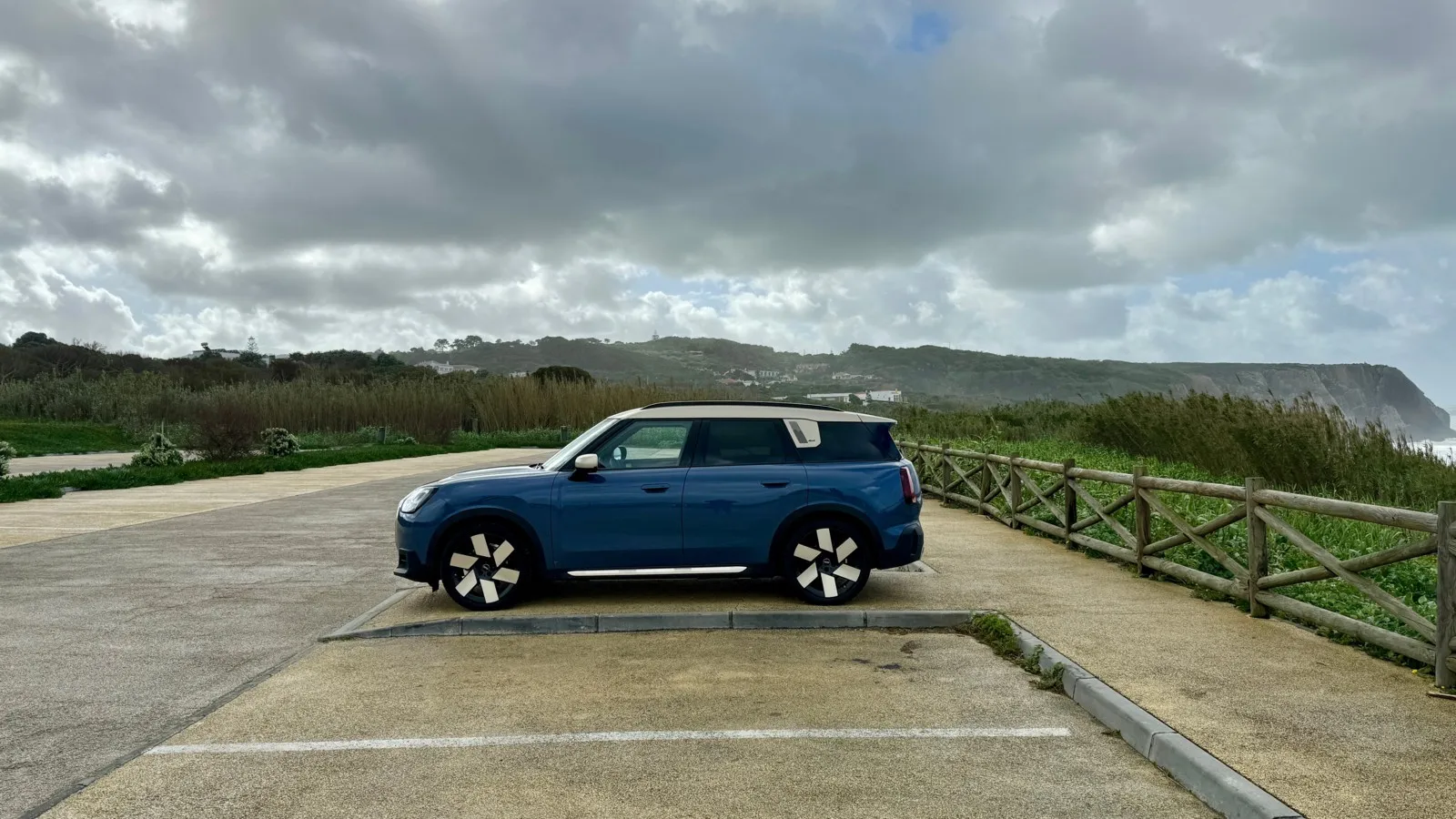 Markante Silhouette mit langem hinterem Überhang am neuen Kompakt-SUV von Mini.