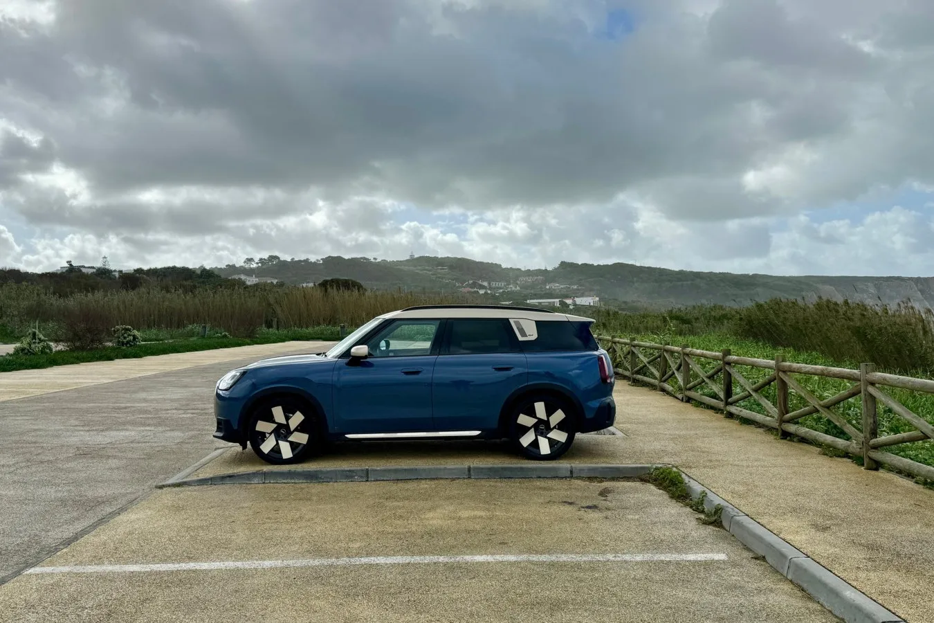 Markante Silhouette mit langem hinterem Überhang am neuen Kompakt-SUV von Mini.