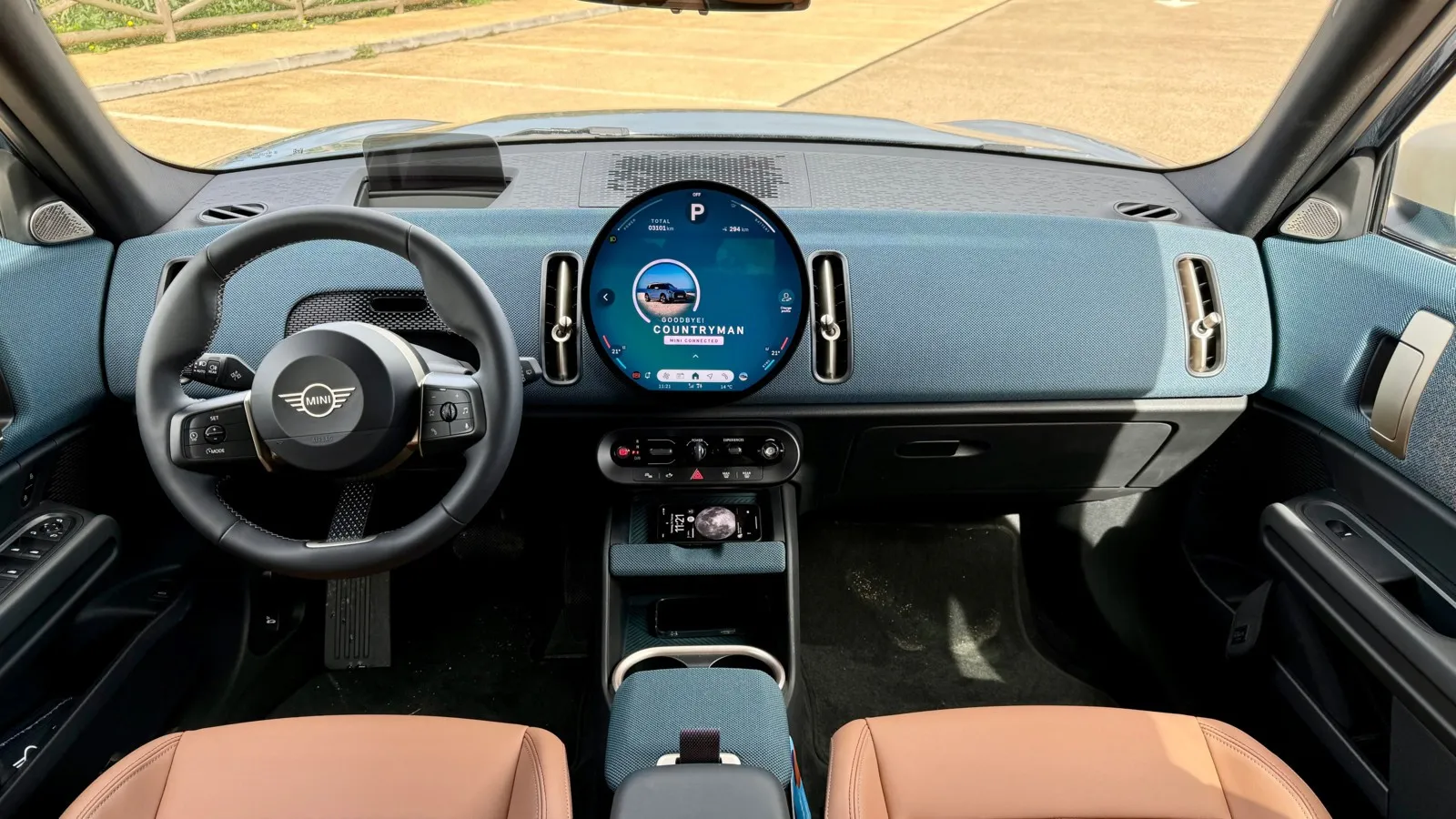 Der kreisrunde Touchscreen im Countryman misst 9,5 Zoll und ist typisch Mini.