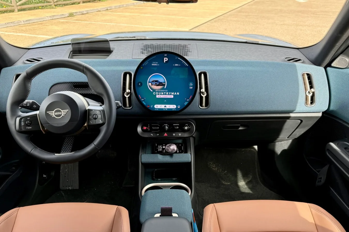 Der kreisrunde Touchscreen im Countryman misst 9,5 Zoll und ist typisch Mini.