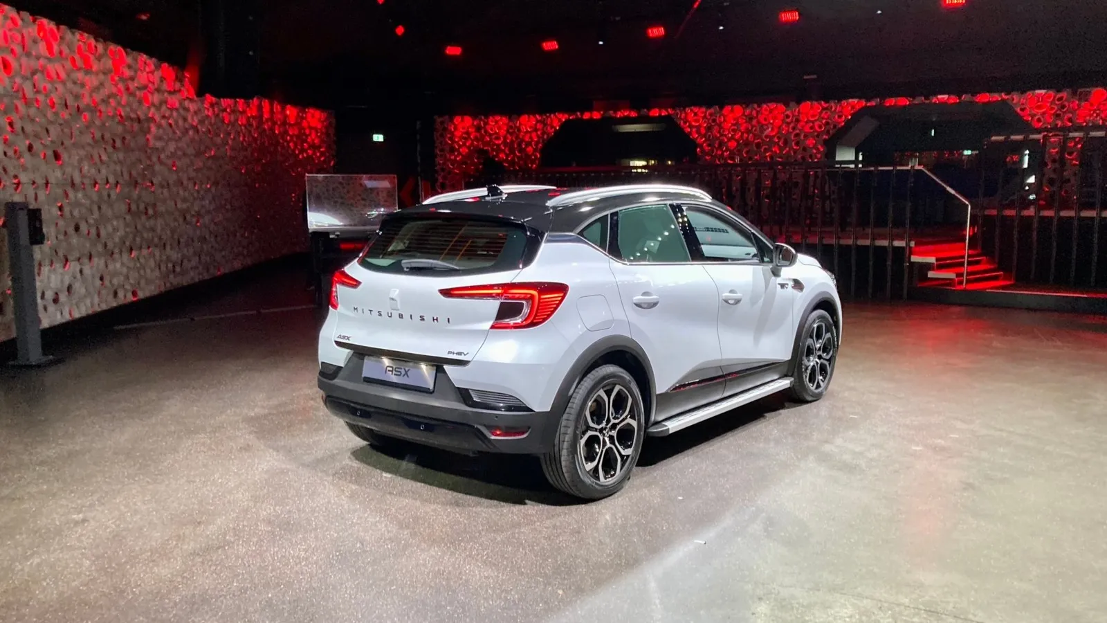 Das ist kein Nachteil, denn so fährt auch das kleine Mitsubishi-SUV modern und gefällig vor.