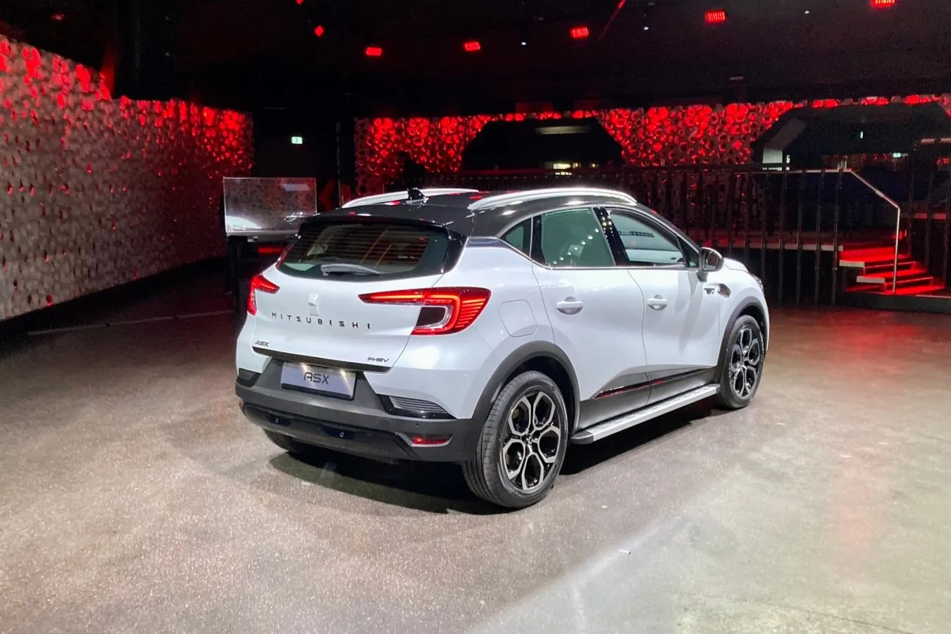 Das ist kein Nachteil, denn so fährt auch das kleine Mitsubishi-SUV modern und gefällig vor.