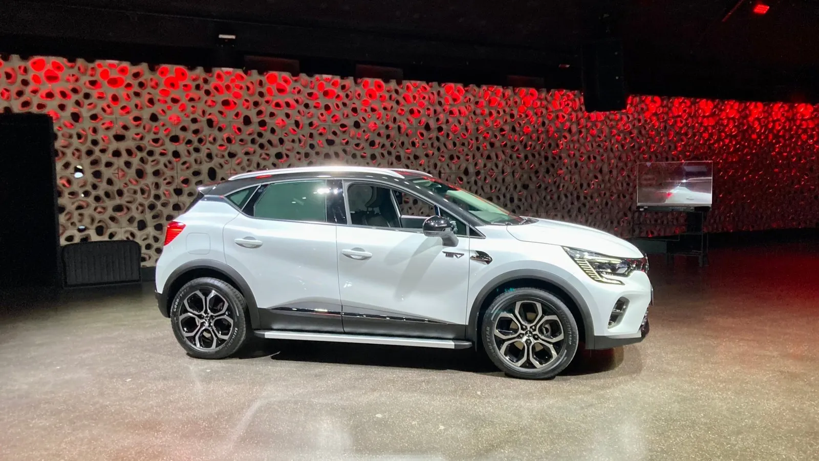 Dass der neue ASX ein optisch nur in kleinsten Details modifizierter Renault Captur ist, wird auch aus der Seitenperspektive deutlich.