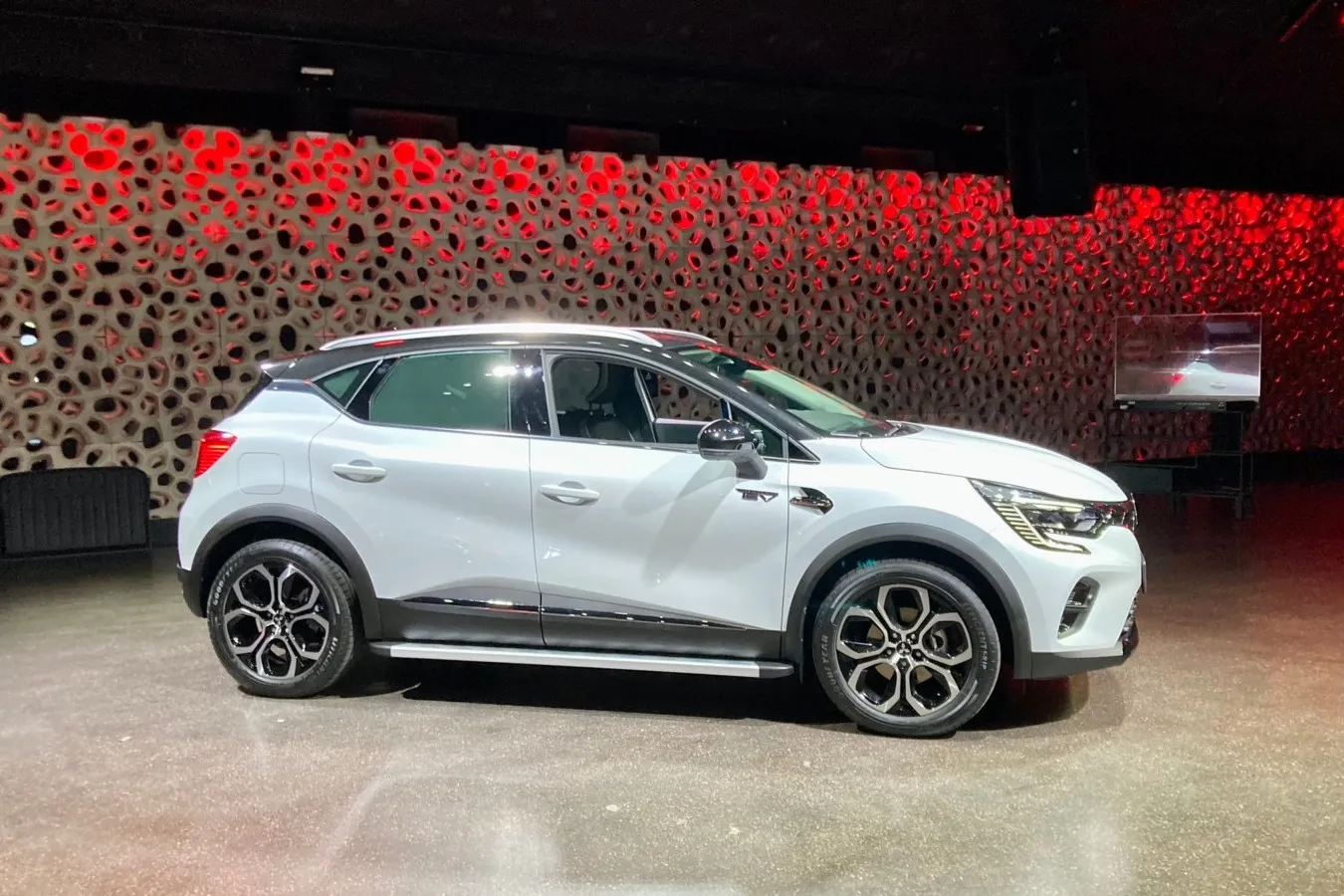 Dass der neue ASX ein optisch nur in kleinsten Details modifizierter Renault Captur ist, wird auch aus der Seitenperspektive deutlich.
