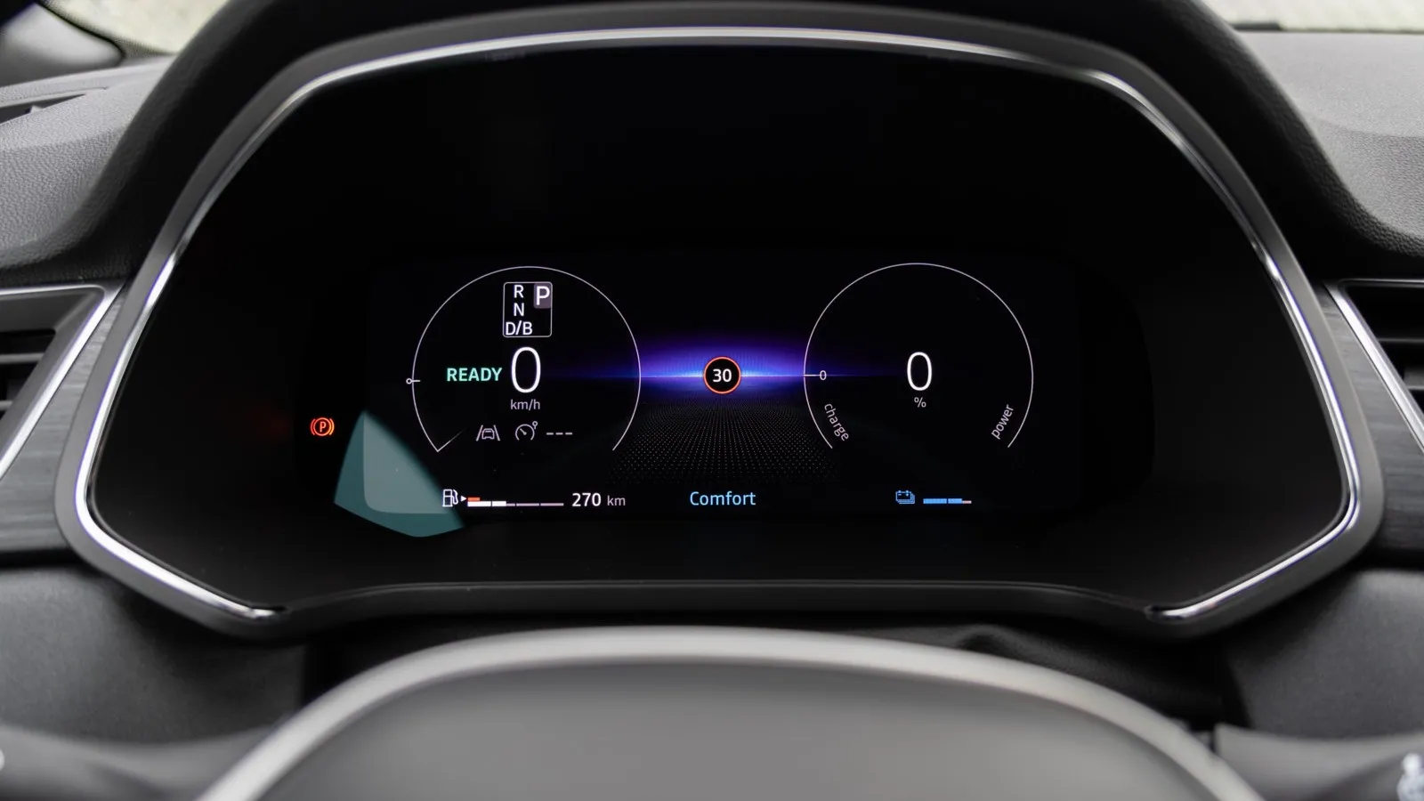 Das Display hinter dem Lenkrad kann individualisiert werden, und zeigt dann ein digitales Tacho…