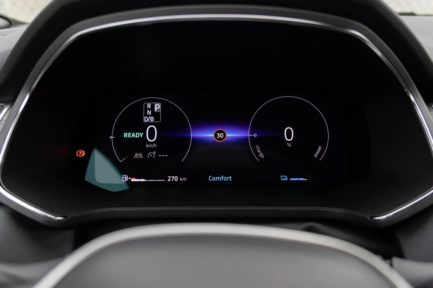 Das Display hinter dem Lenkrad kann individualisiert werden, und zeigt dann ein digitales Tacho…