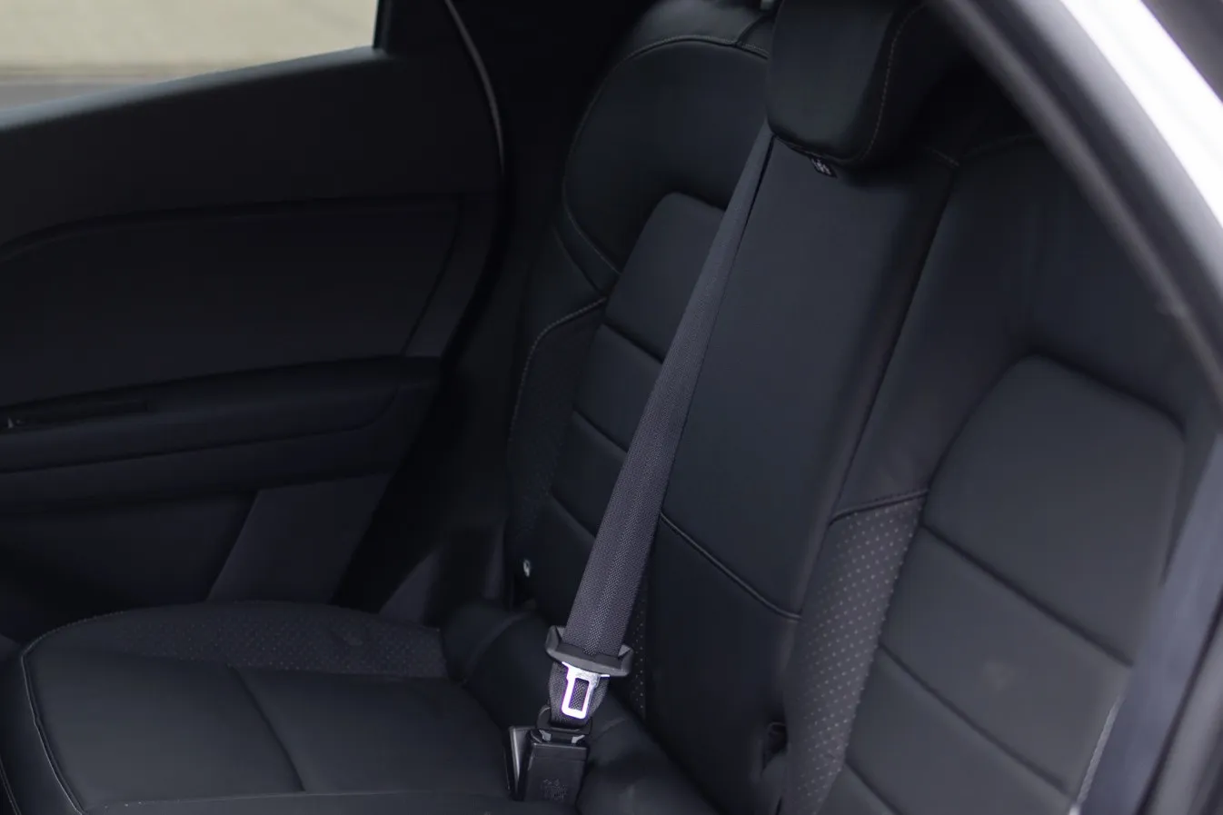 Vorn und auch hinten gibt es jeweils Usb-C Anschlüsse, hinten allerdings nur in den höchsten Ausstattungsvarianten.