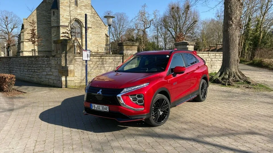 Der neue Mitsubishi Eclipse Cross Plug-in-Hybrid kommt mit angepasstem „Dynamic Shield“-Kühlergrill, die Hauptscheinwerfer sind jetzt tiefer platziert.