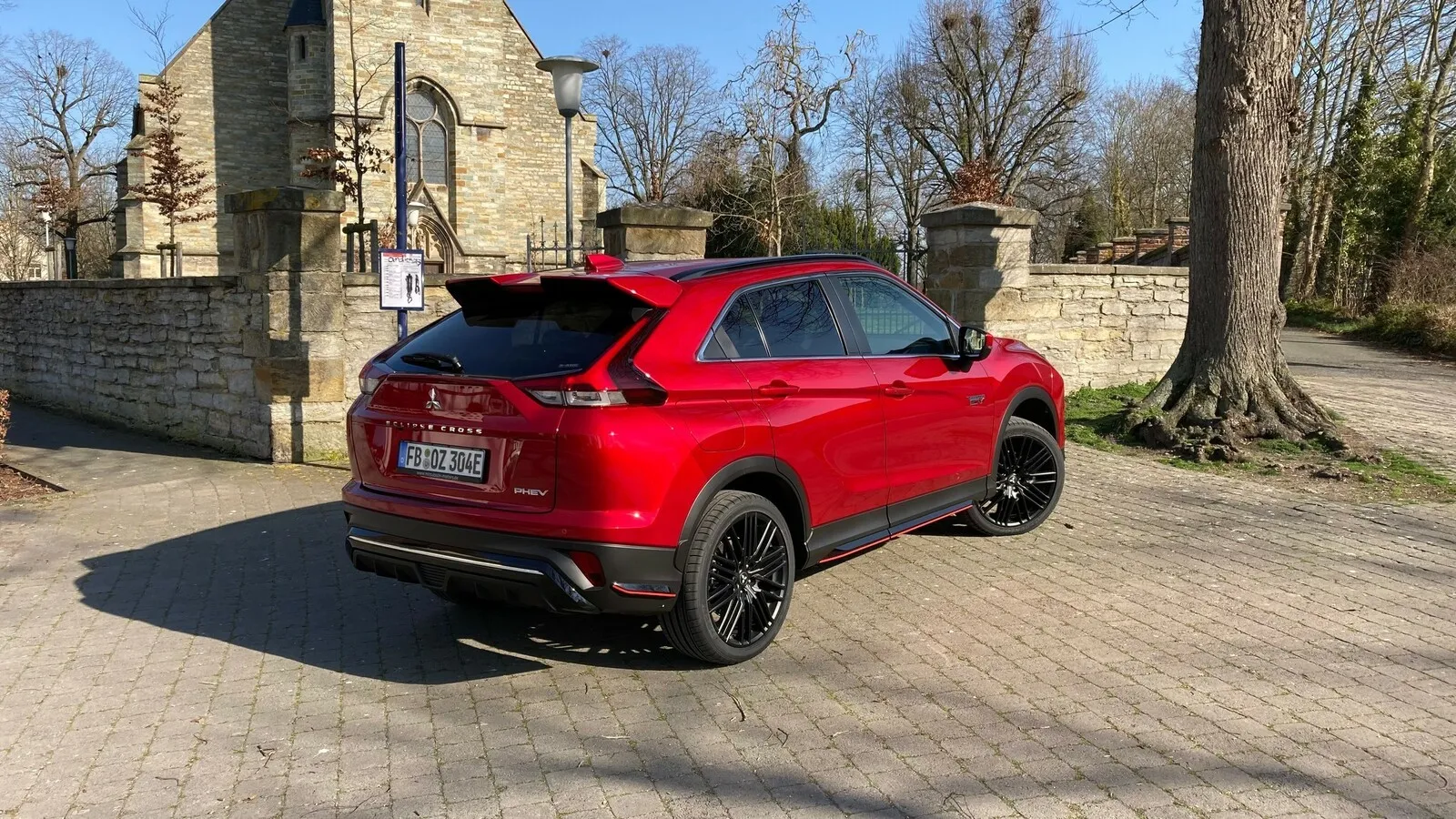 Am Heck verschwindet die zweigeteilte Rückscheibe, Mitsubishi betont das ins Blech gezeichnete Hexagon.
